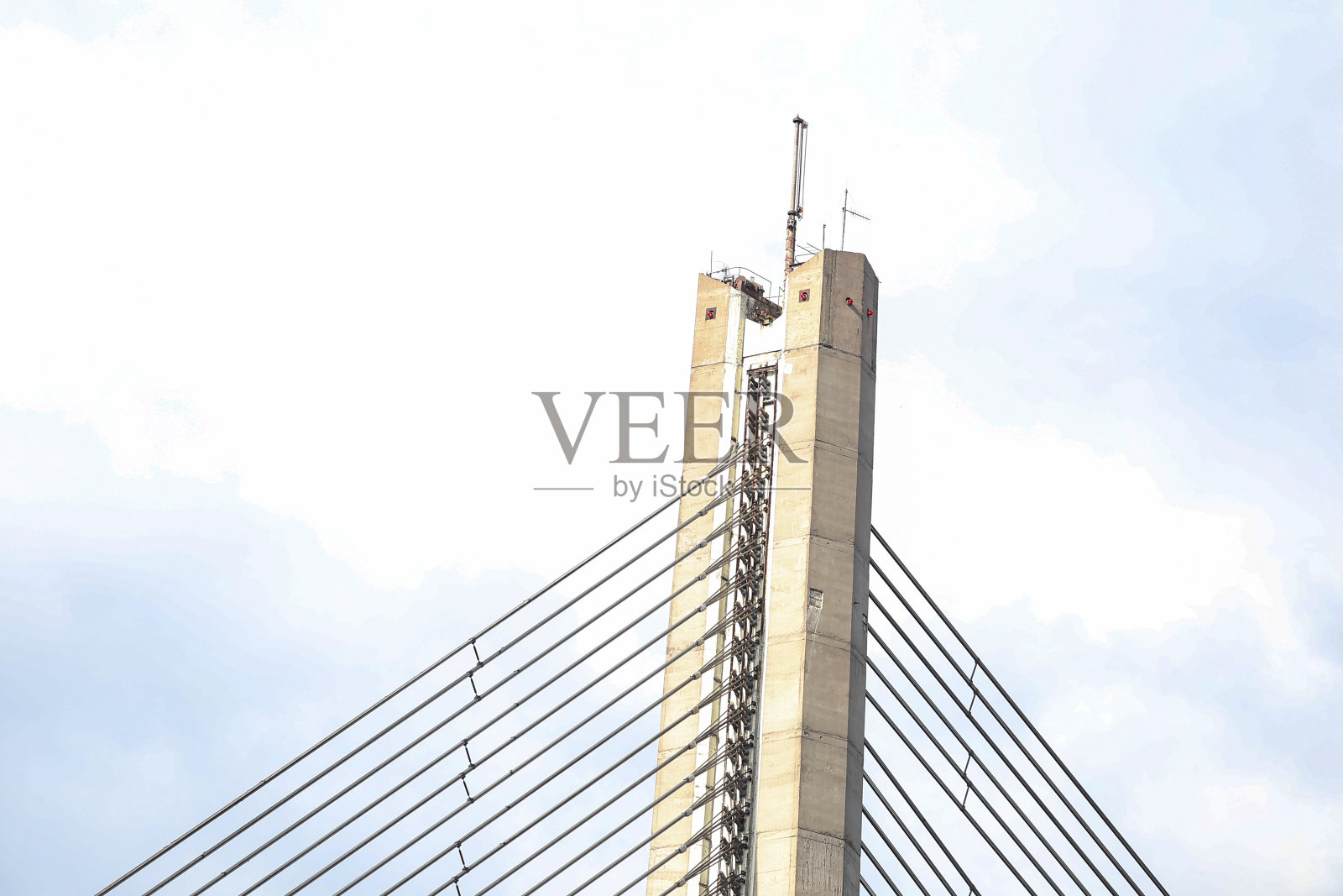 拉脱维亚首都里加主要的大型吊桥的特写细节。照片摄影图片