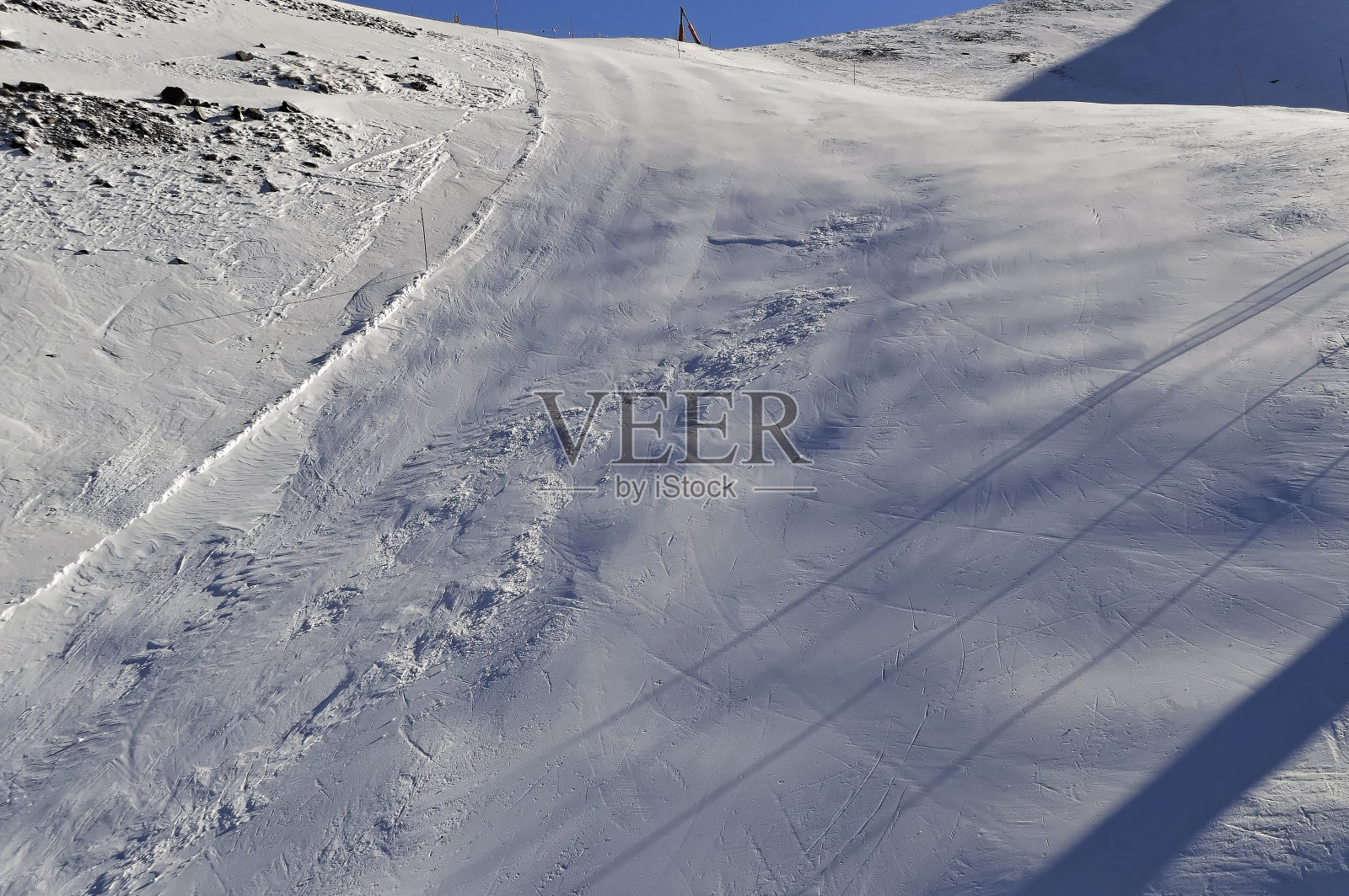 冬日阳光明媚的Bormio美丽的滑雪场。照片摄影图片
