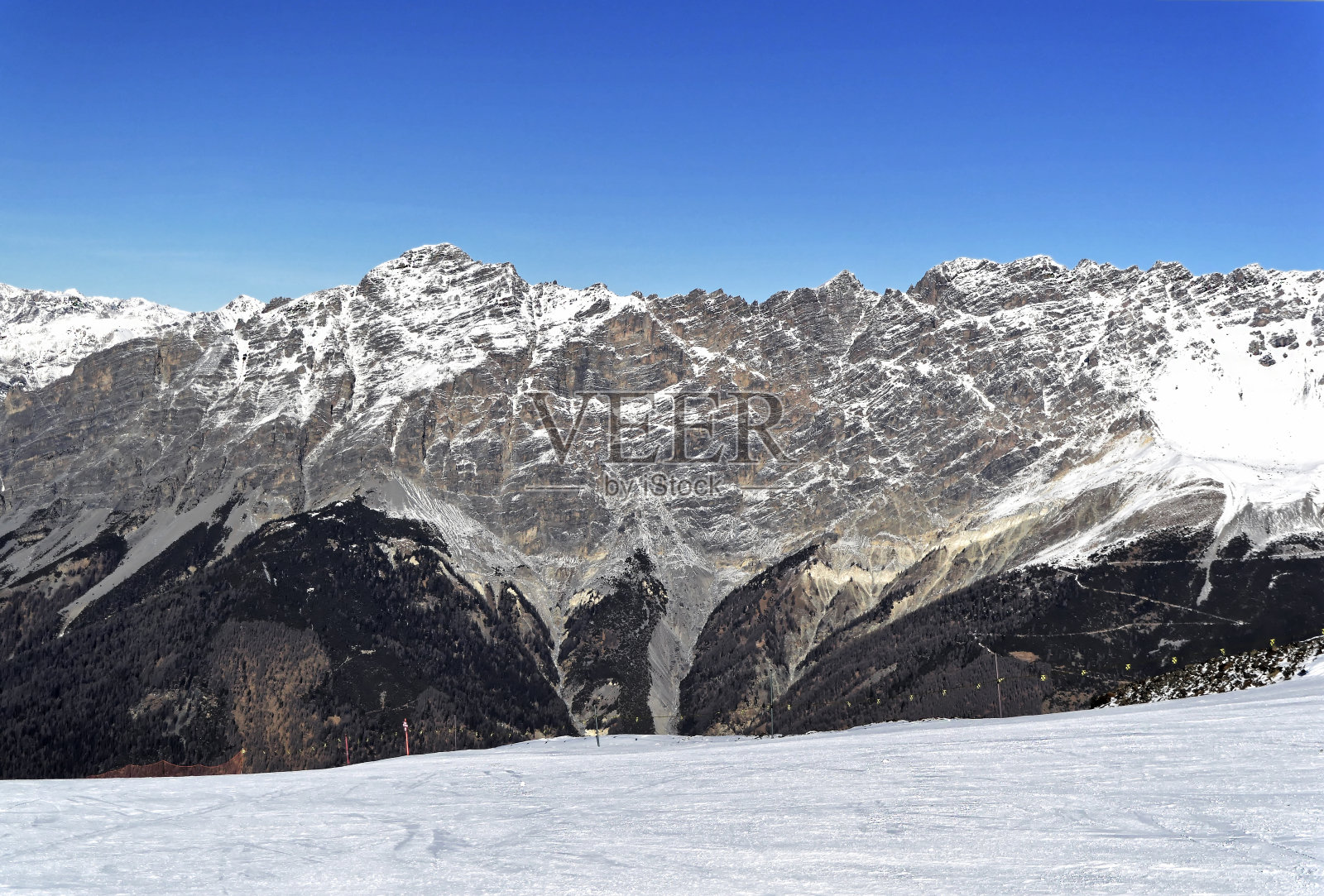 从Bormio的白云石山上的滑雪斜坡上俯瞰全景。照片摄影图片