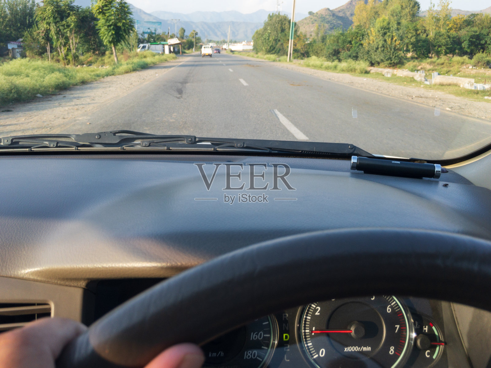 在高速公路上缓慢地开车照片摄影图片