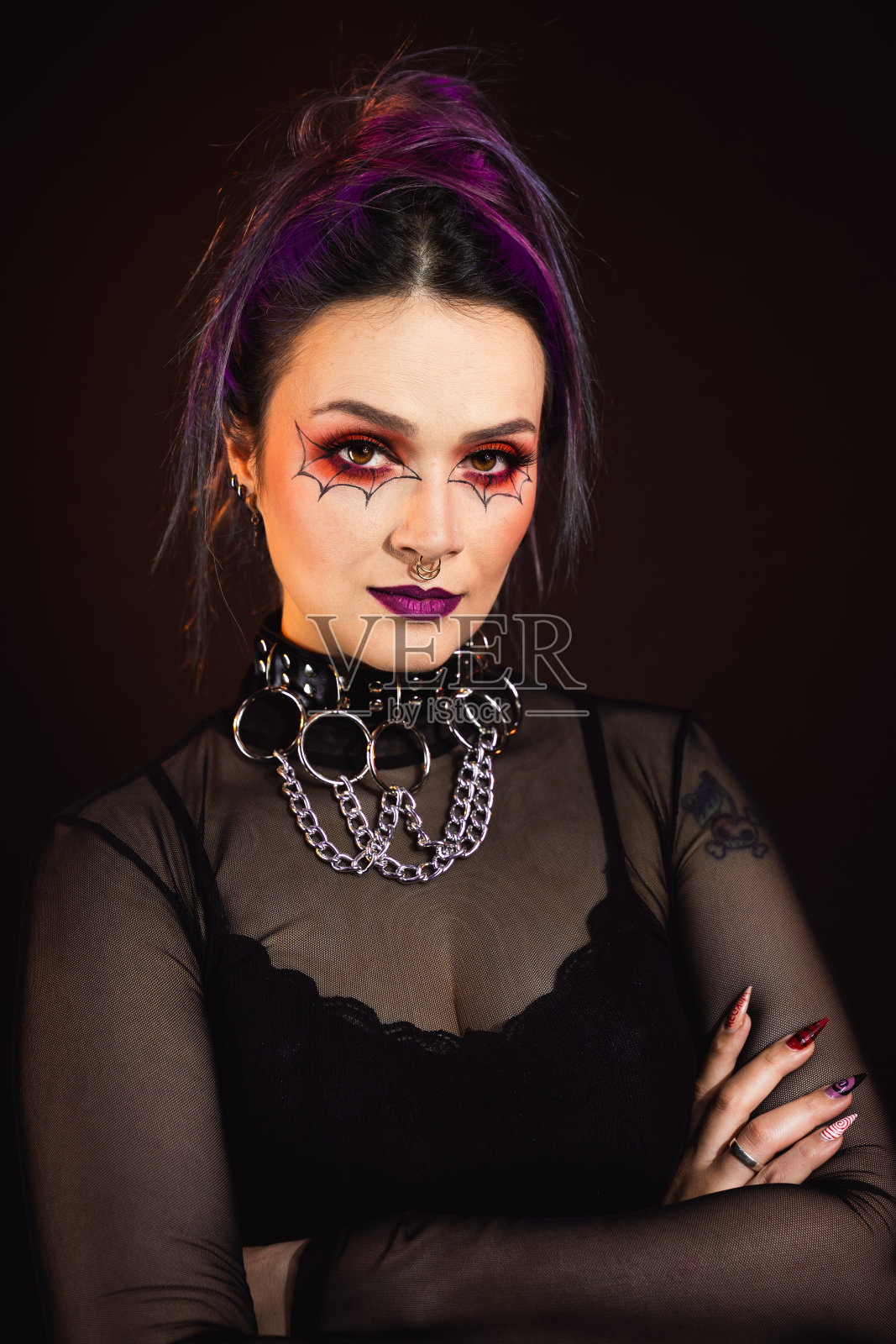 肖像女人万圣节化妆深色头发背景看着相机，哥特式感觉的书封面，高分辨率的图像照片摄影图片