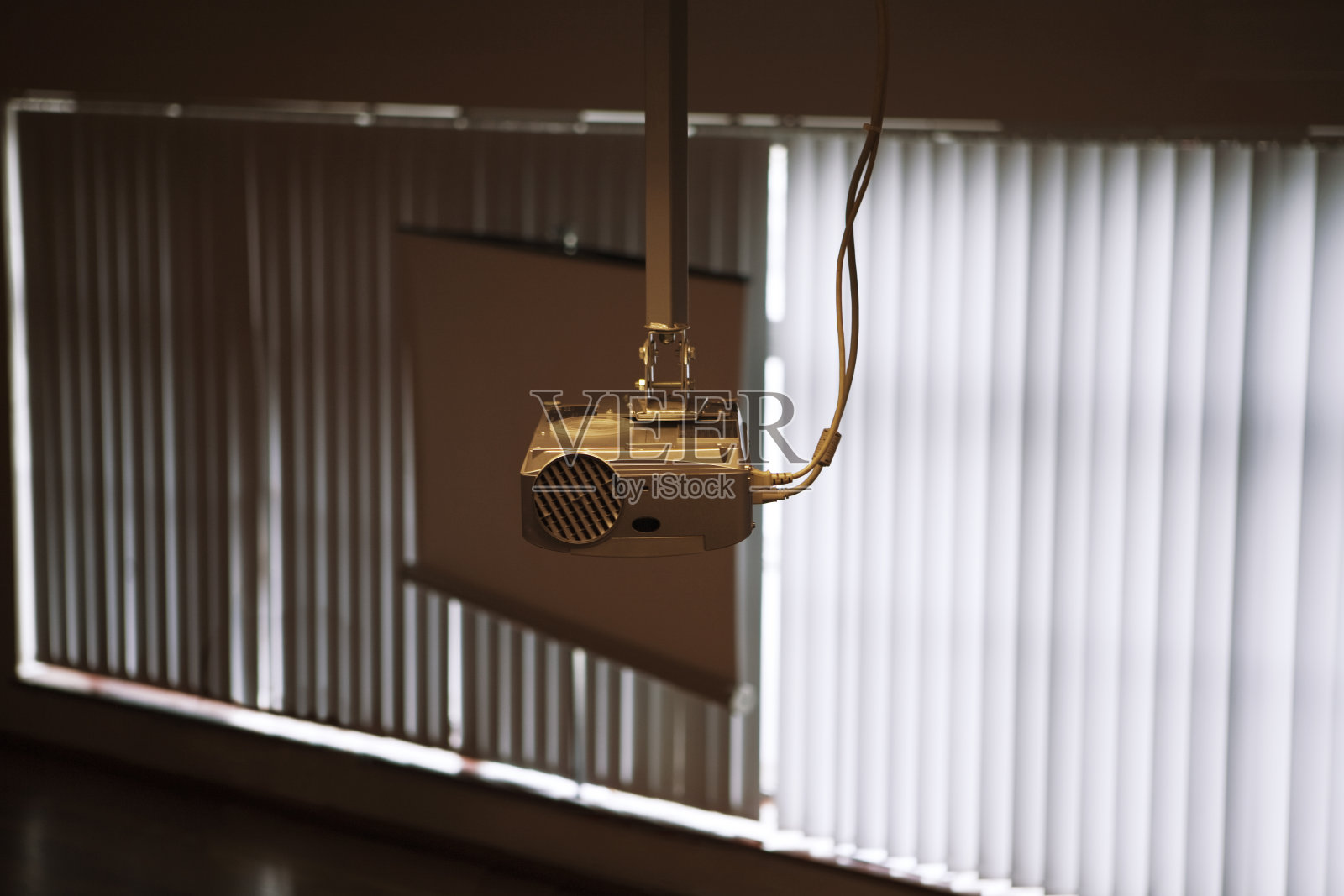 会议室悬挂投影仪照片摄影图片