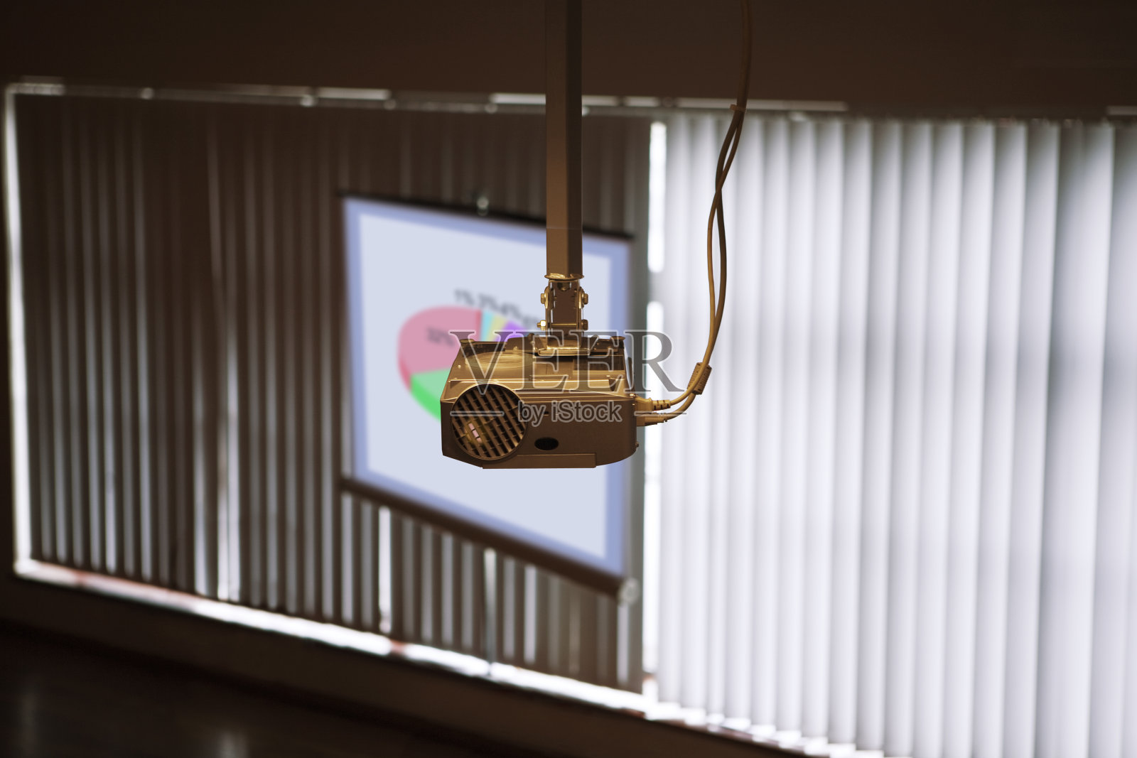 会议室悬挂投影仪照片摄影图片