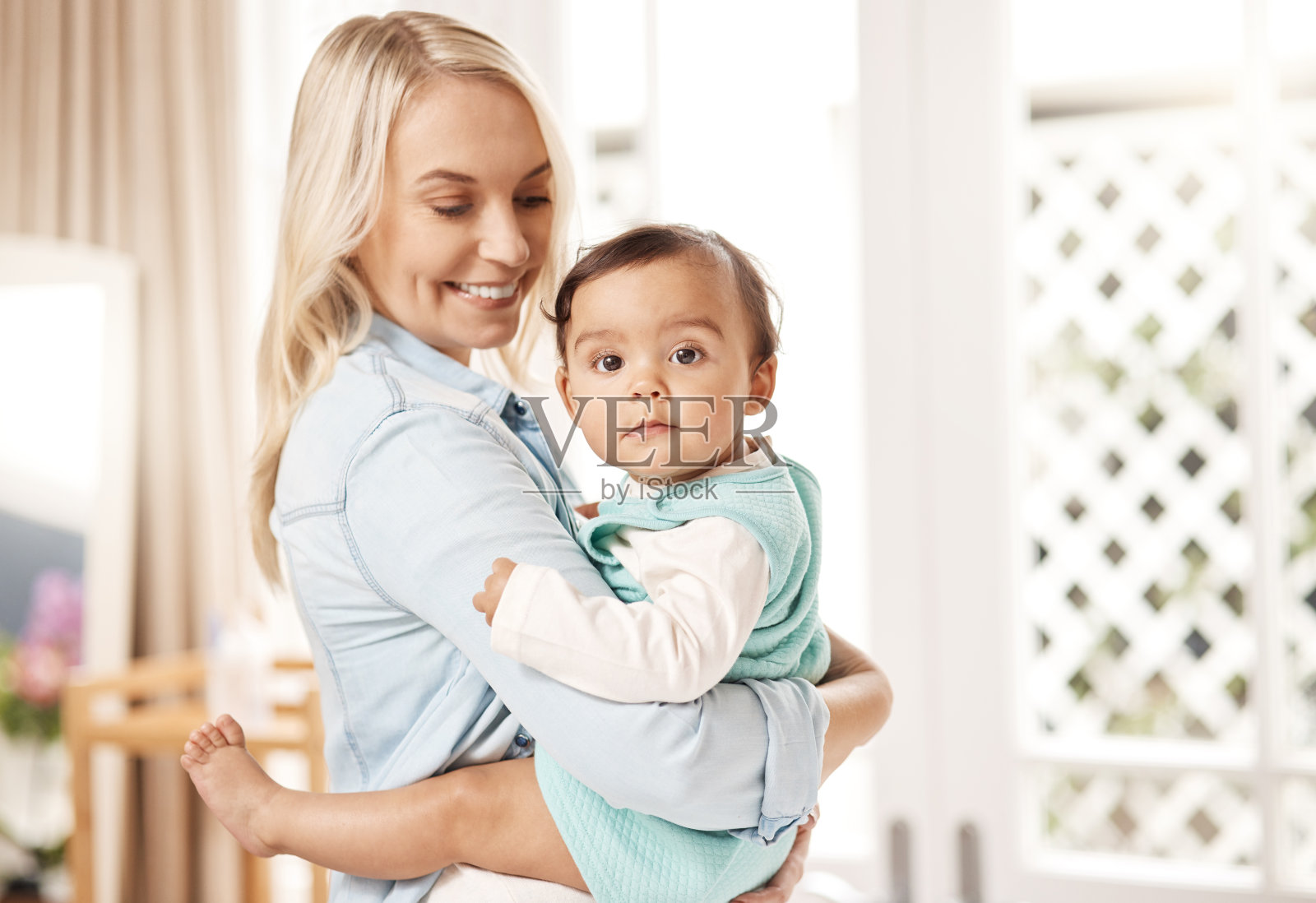 一个女人在家里和她的宝贝女儿在一起照片摄影图片