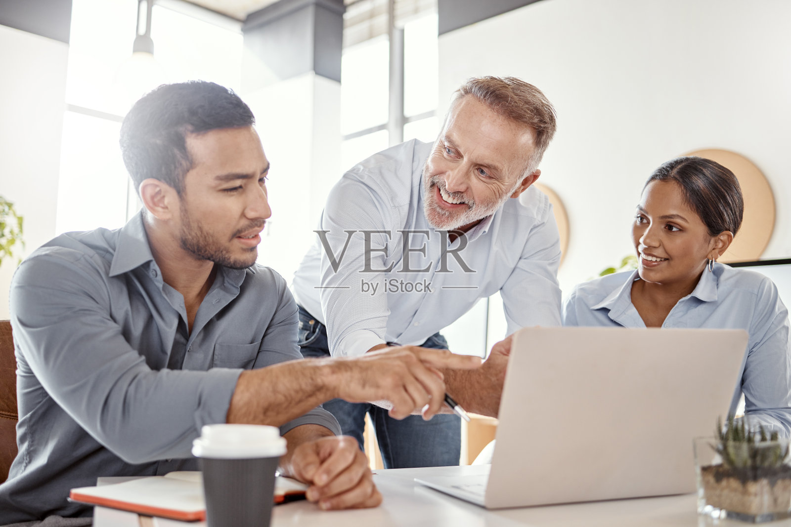 一群商务人士在现代办公室里使用笔记本电脑照片摄影图片