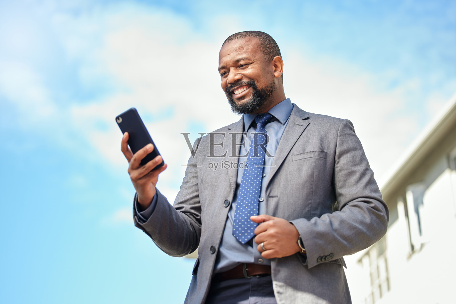一个商人在城里用手机的照片照片摄影图片