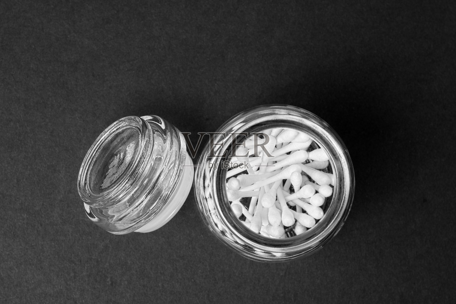 打开的装有棉签的药瓶顶部视图照片摄影图片