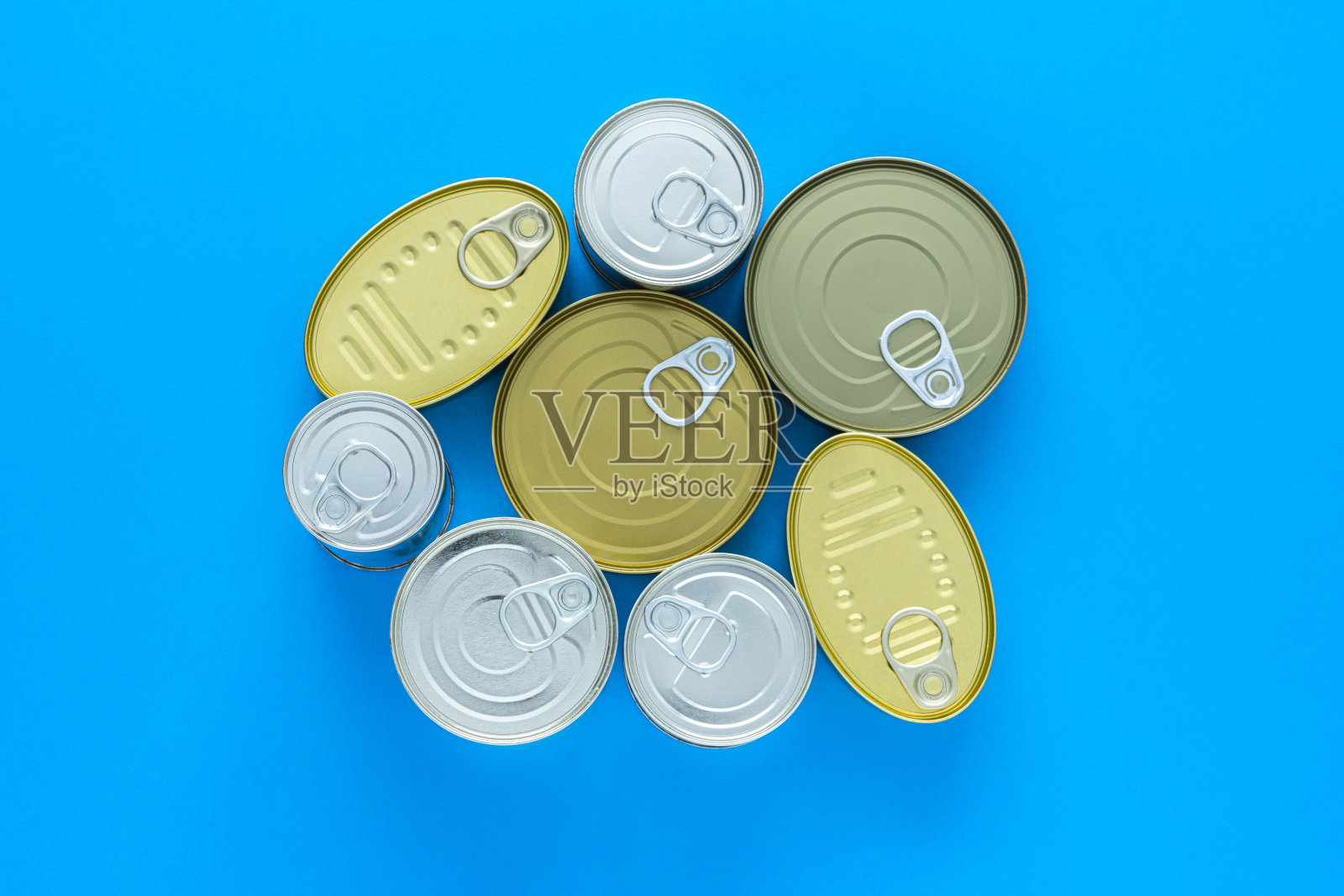蓝色背景上的锡罐照片摄影图片