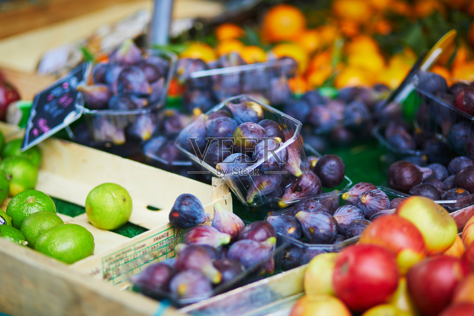 巴黎农贸市场上的一大堆新鲜成熟的有机无花果照片摄影图片