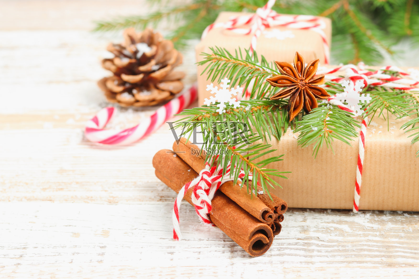 圣诞和新年礼盒装饰枞树，八角和肉桂照片摄影图片