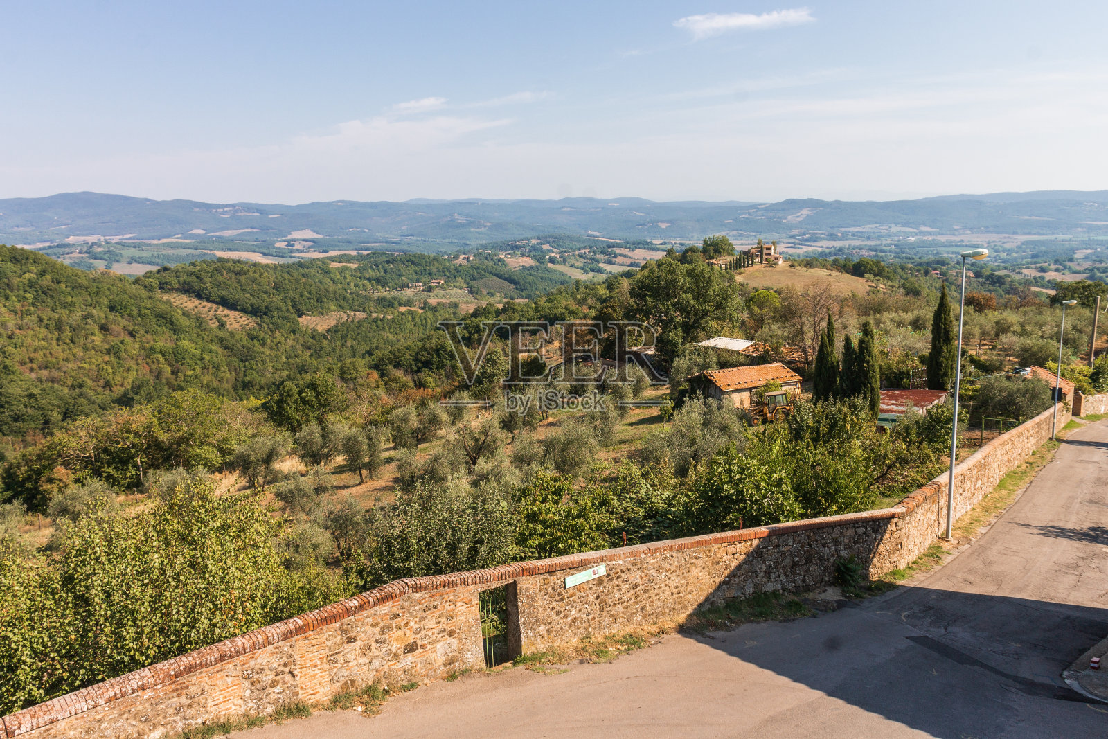 从意大利托斯卡纳的丘斯迪诺镇俯瞰托斯卡纳山脉照片摄影图片