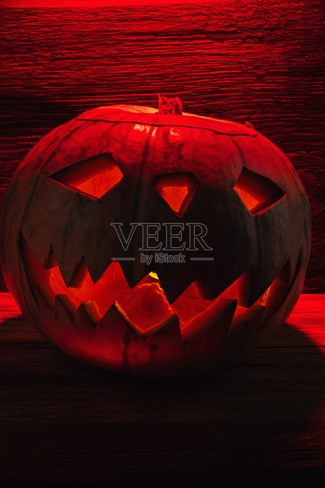 杰克灯在幻想之夜发光。万圣节。在古老的木制背景上。戏剧性的画面照片摄影图片