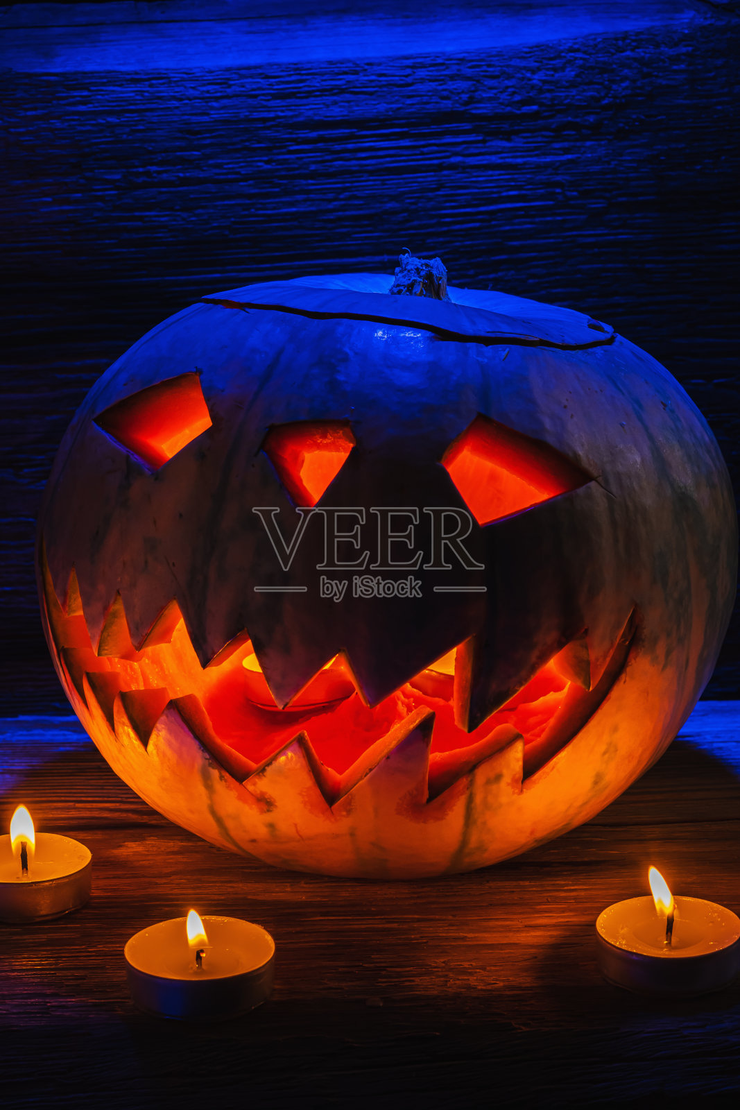 杰克灯在幻想之夜发光。万圣节。在古老的木制背景上。戏剧性的画面照片摄影图片