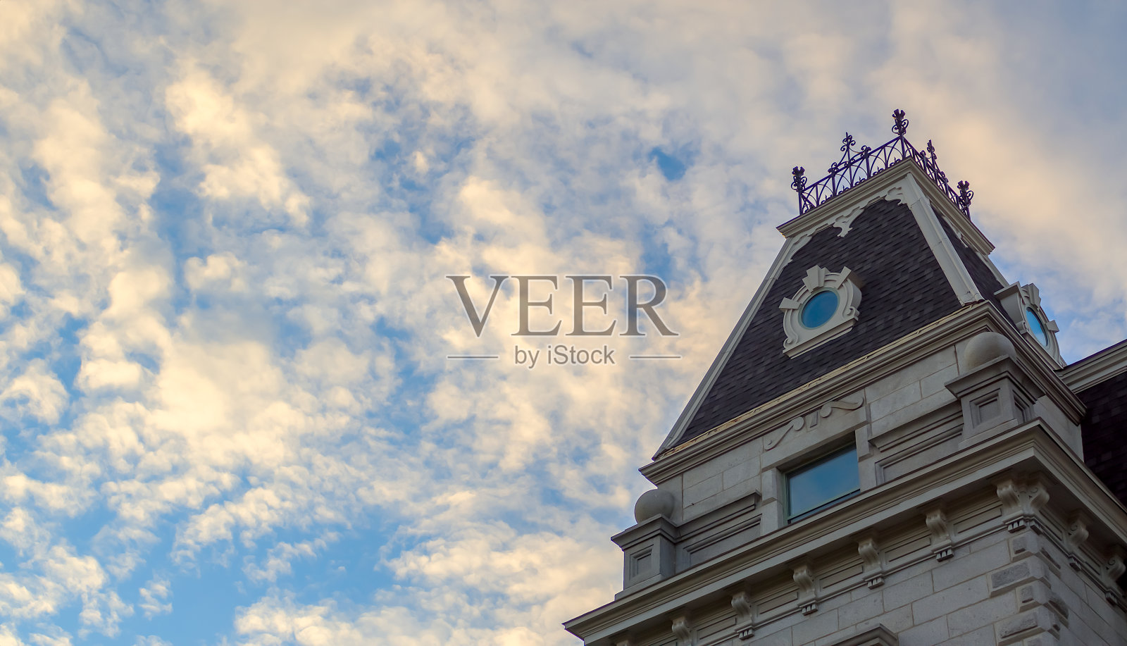 古建筑灰砖金属屋顶，历史建筑云天照片摄影图片