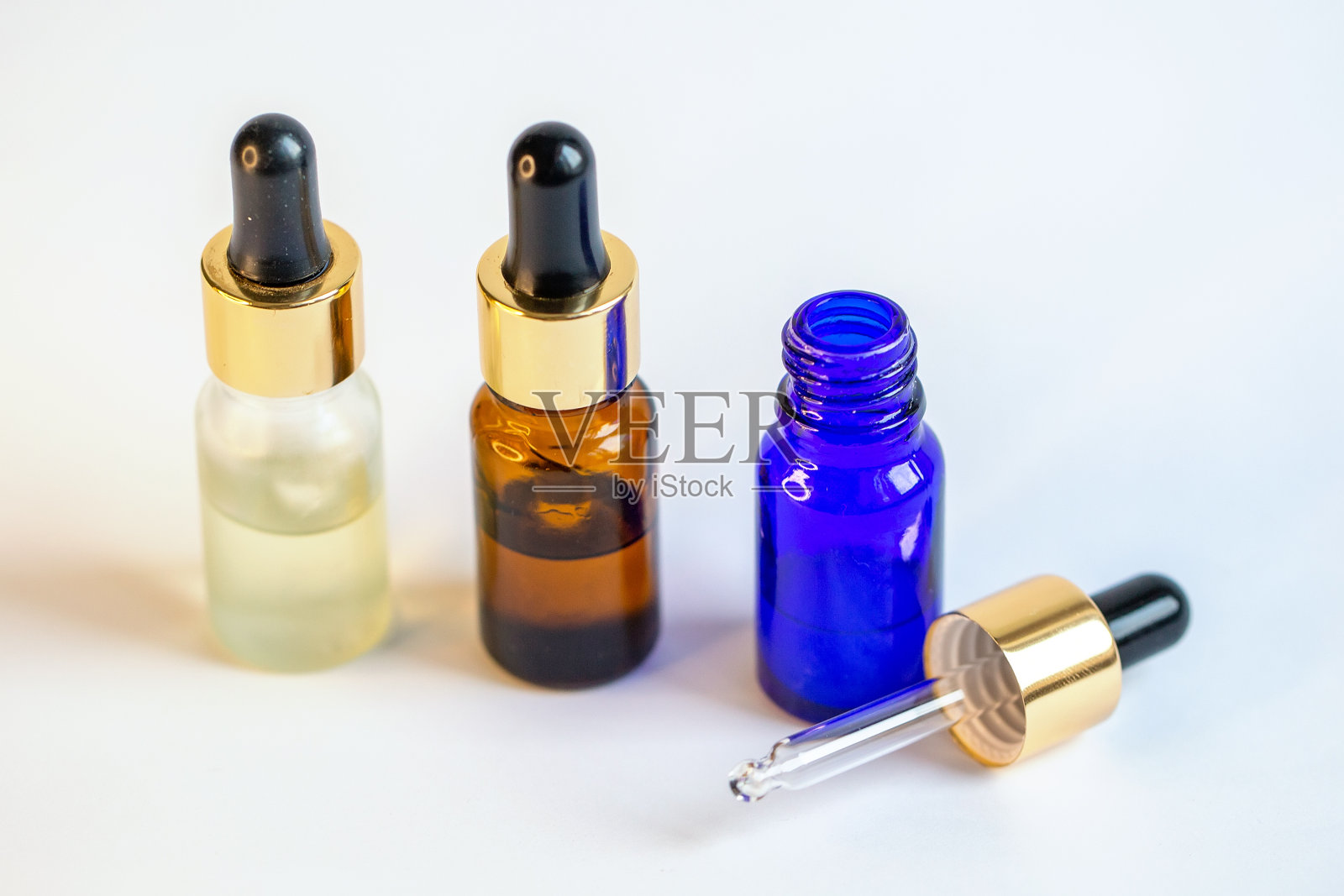 装有香精油吸管的瓶子照片摄影图片