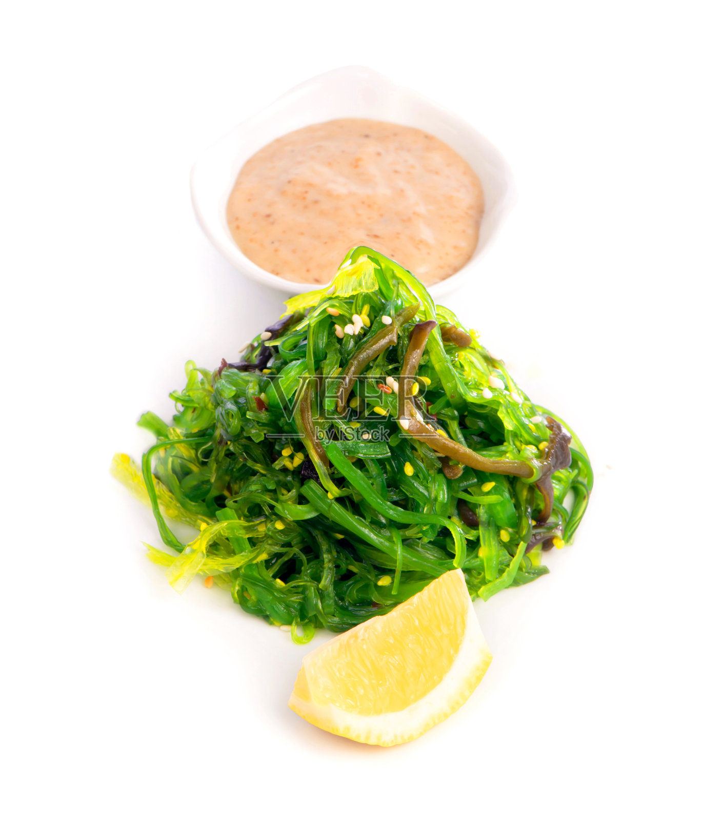 日本料理-海苔沙拉。搭配坚果酱和芝麻照片摄影图片