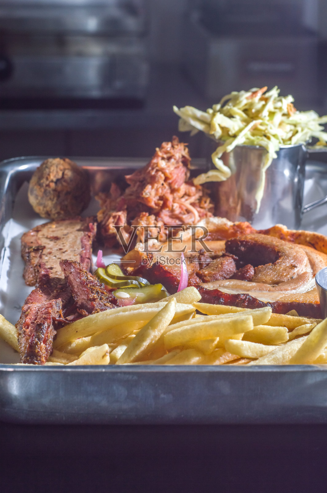 美式烧烤托盘，里面有porchetta，手撕猪肉，凉拌卷心菜沙拉，胸肉，照片摄影图片