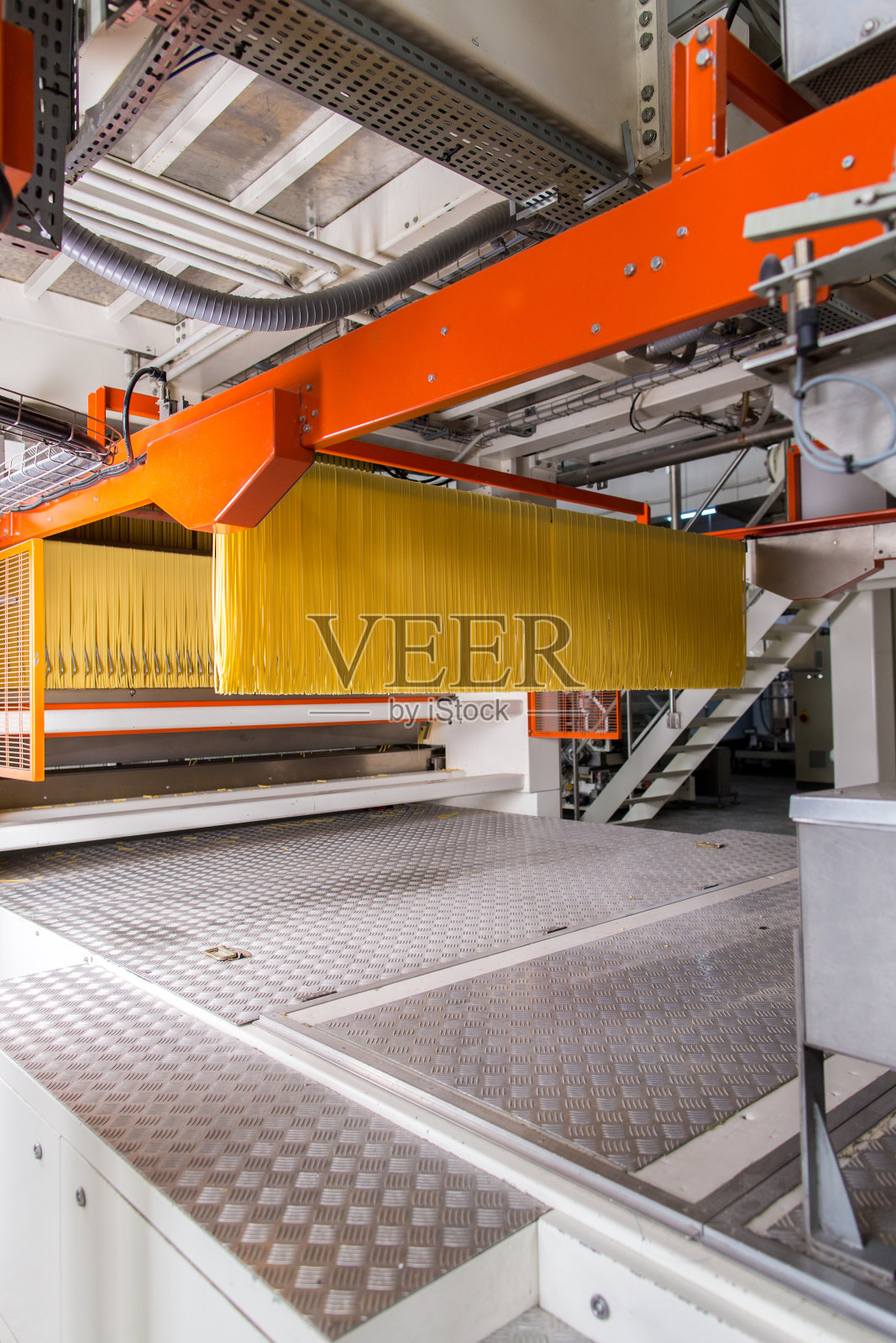 面食生产过程中，各种面食在传送带上照片摄影图片