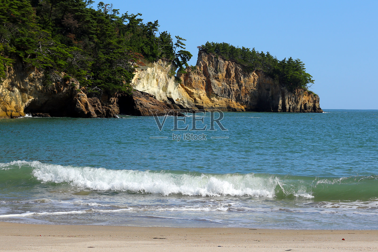 夏天的沙滩，白浪和海角。在大松岛的Sagakei散步道上的“Otomegahama”和Kayanozaki。宫城县东松岛市宫户水山。照片摄影图片