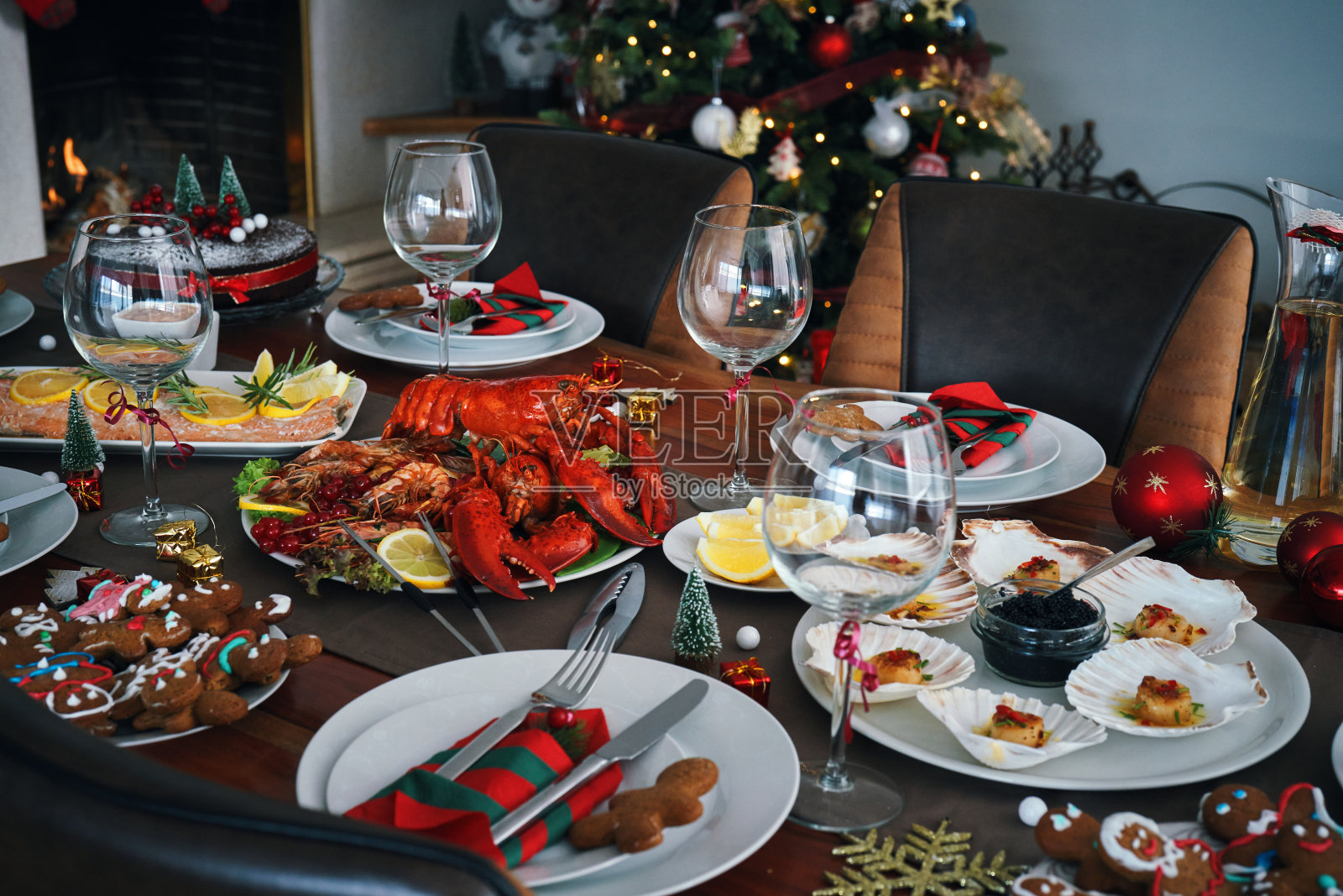 圣诞晚餐有三文鱼片，扇贝，龙虾，虾和圣诞蛋糕照片摄影图片