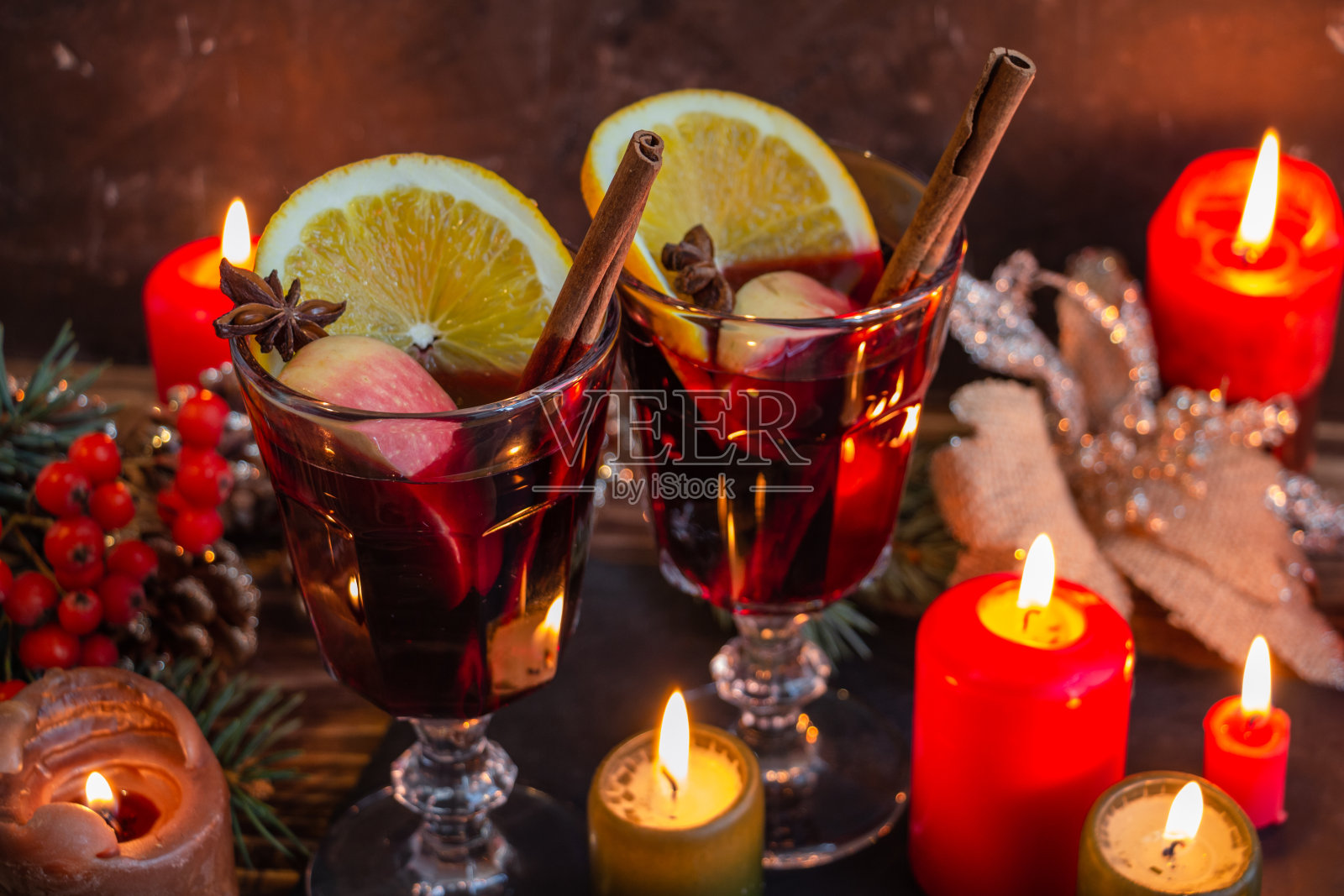热红酒，云杉树枝，柑橘类水果和蜡烛，圣诞和新年的气氛照片摄影图片