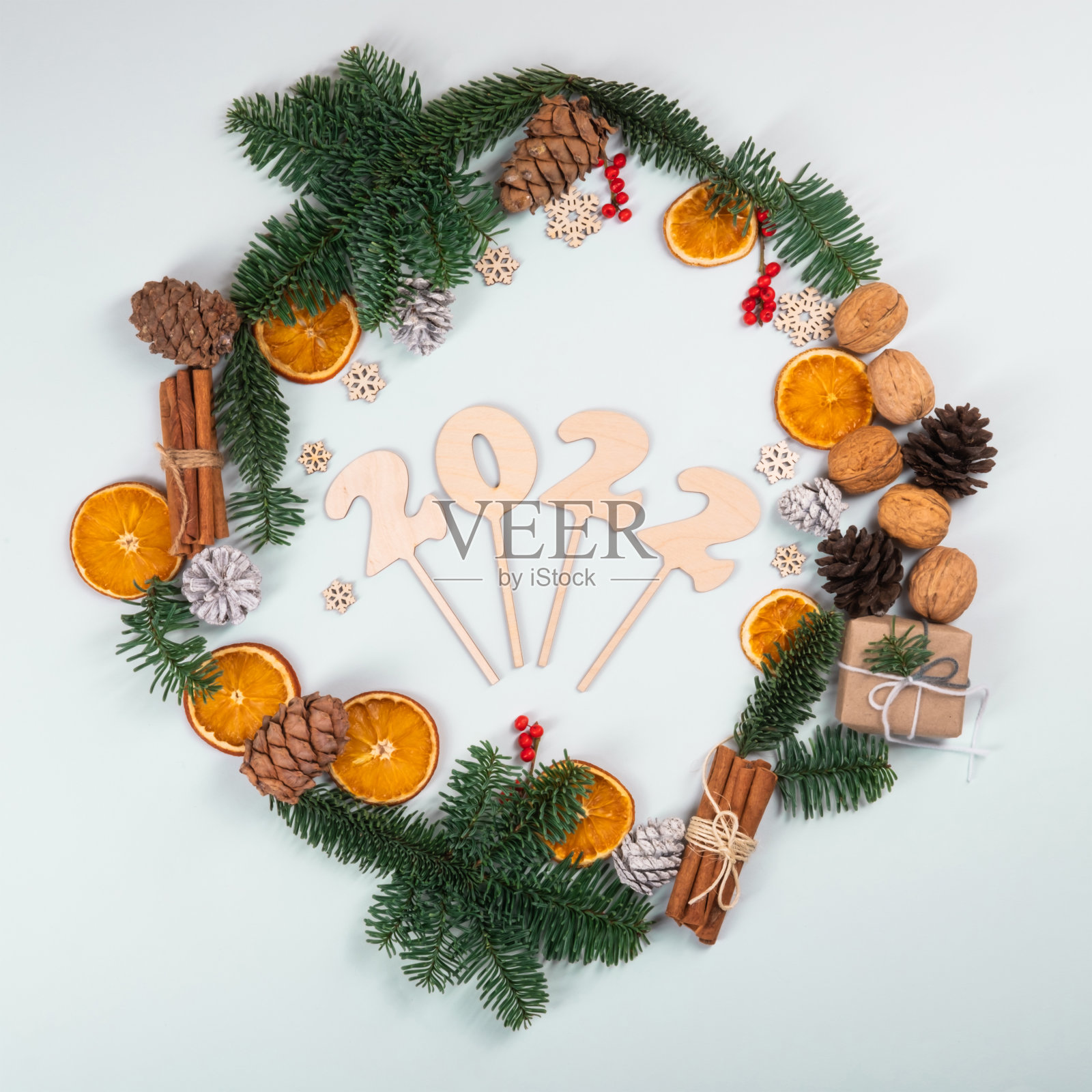 天然零浪费圣诞花环。照片摄影图片