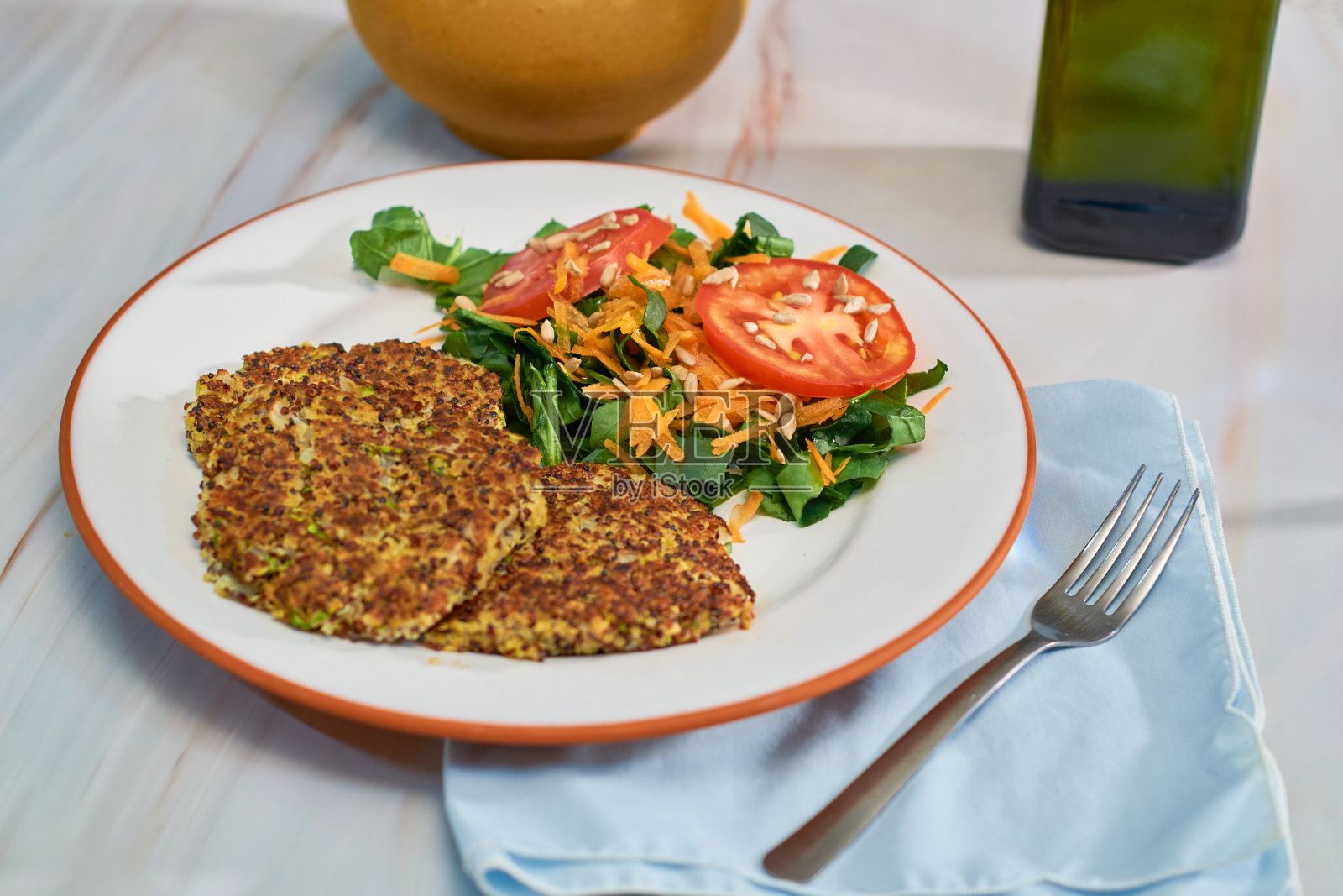 美味的藜麦素食汉堡，由藜麦，西葫芦和洋葱。照片摄影图片