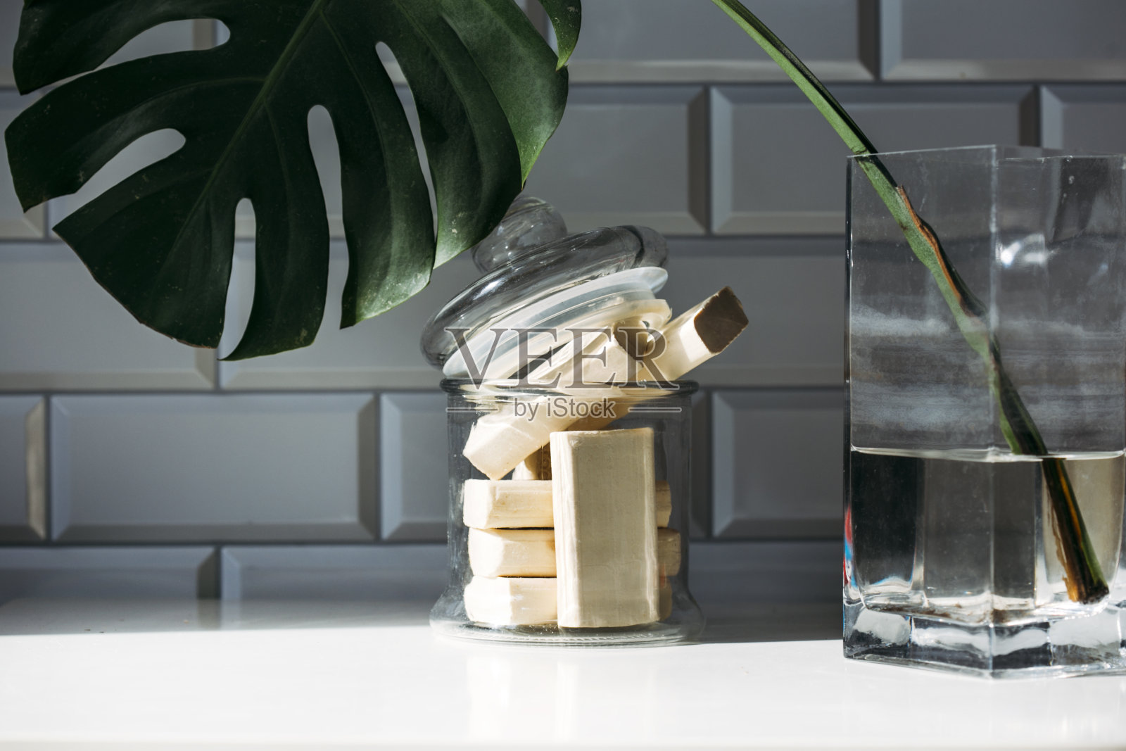 水疗概念，化妆产品放在浴室的桌子上照片摄影图片