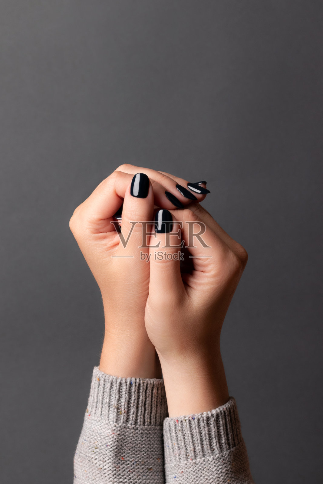 女性的手有黑色的指甲照片摄影图片