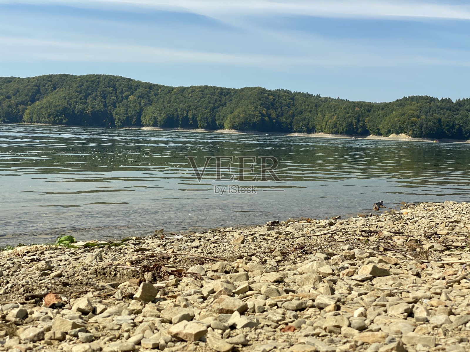 多岩石的索林斯基湖岸边可见山脉碧水碧水照片摄影图片