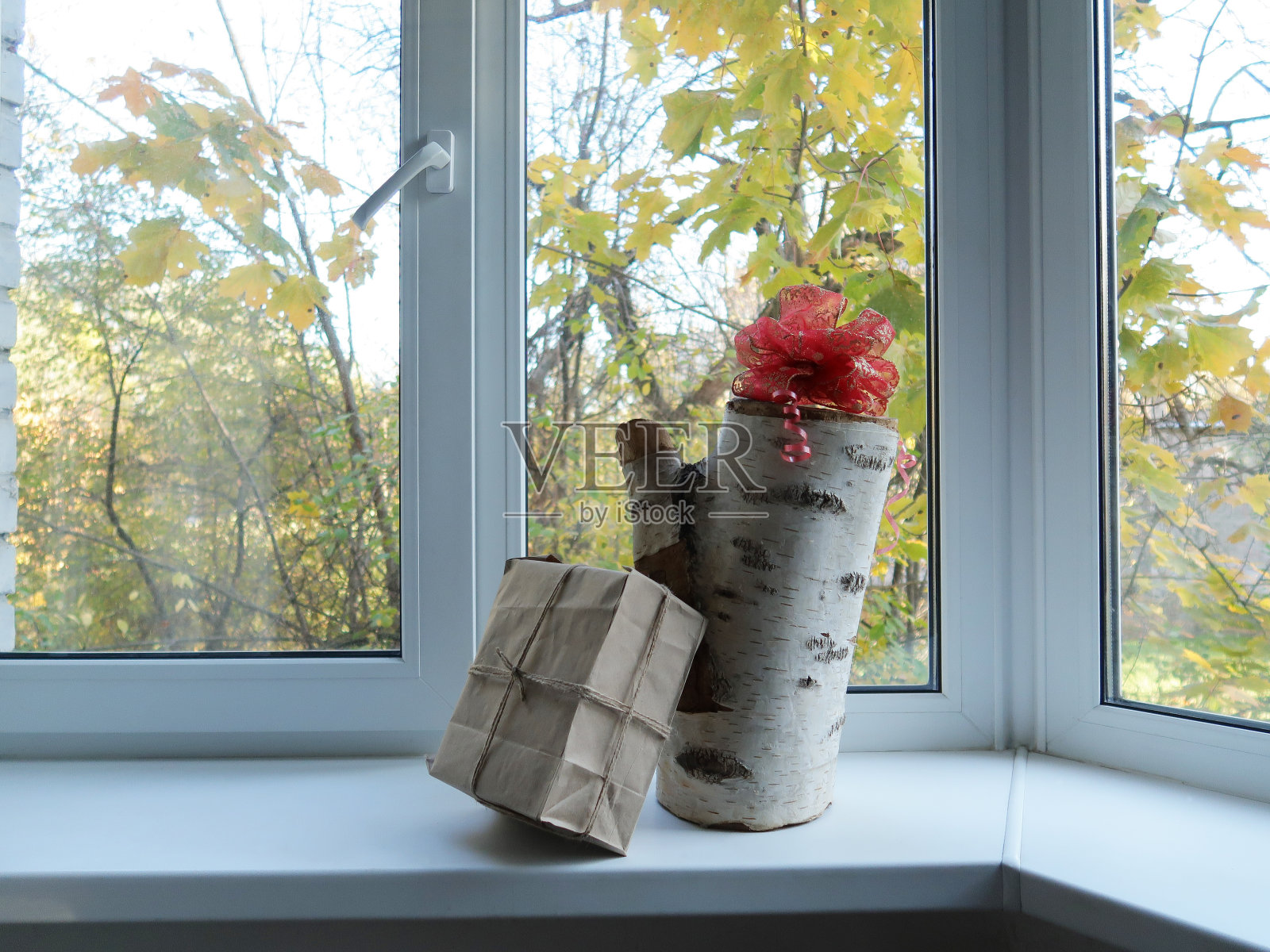 牛皮纸礼品盒。照片摄影图片