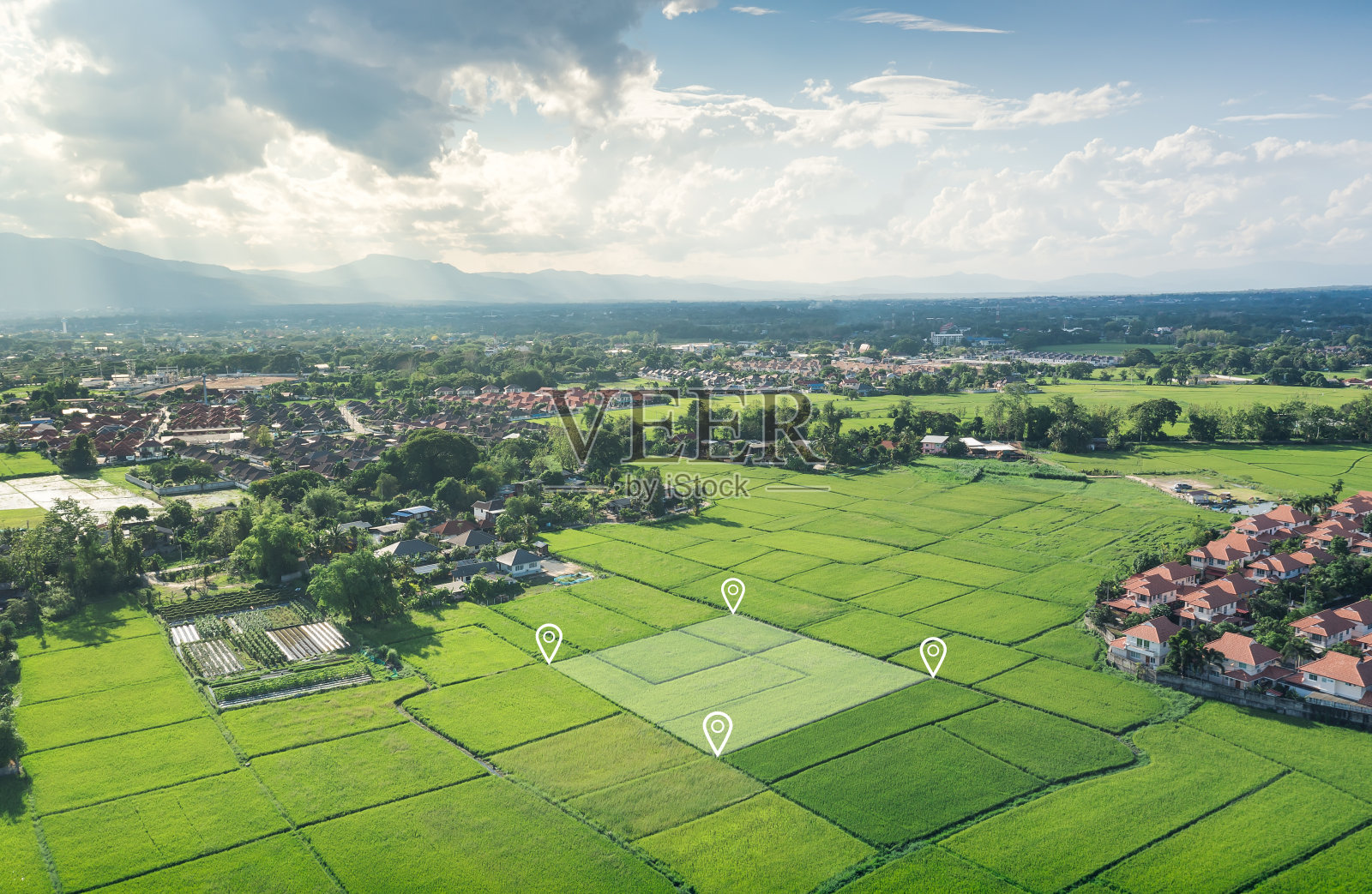 鸟瞰图带有识别注册标志的地块。照片摄影图片