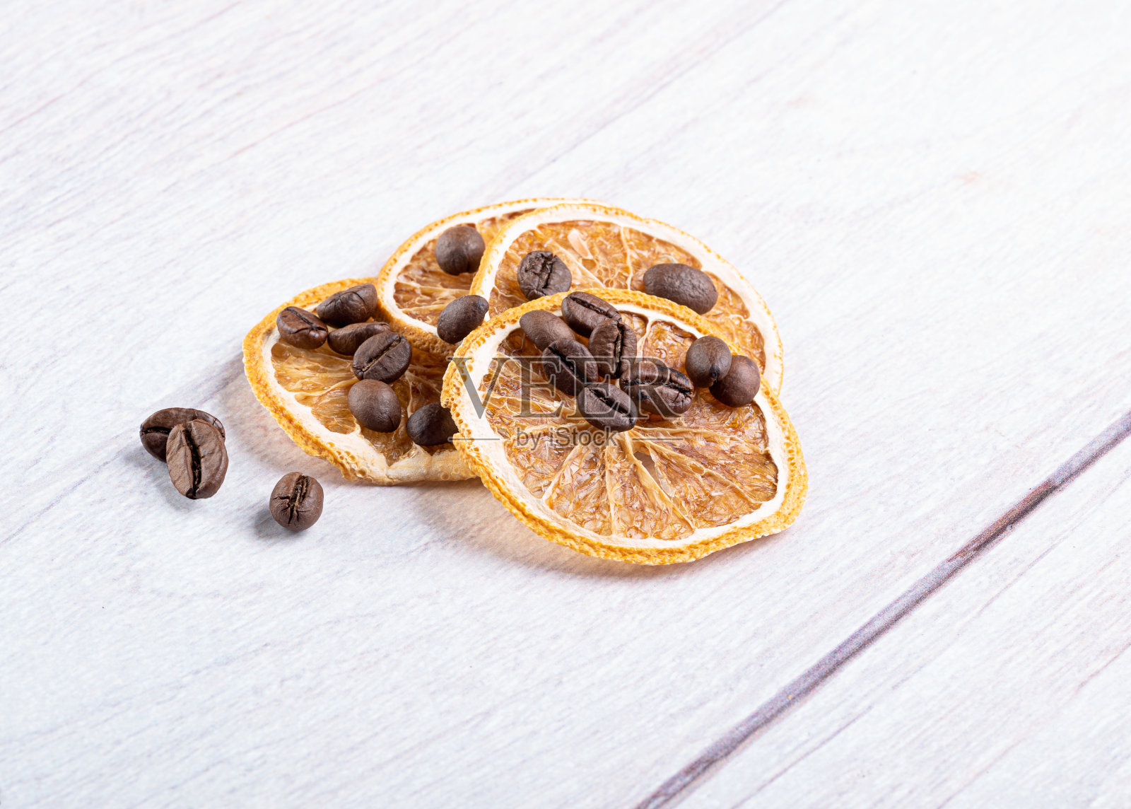 漂亮的干橘子和咖啡豆放在浅色的木制背景上照片摄影图片