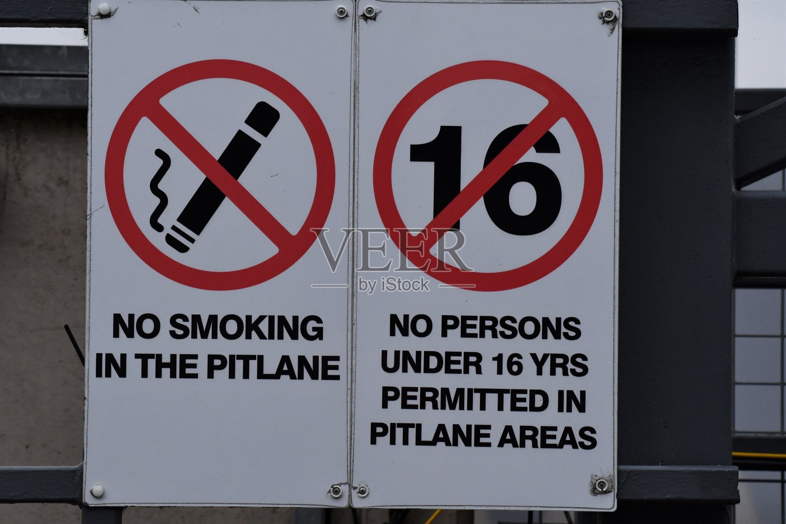 两个紧挨着的限制标志，限制吸烟，限制进入维修站通道的年龄照片摄影图片