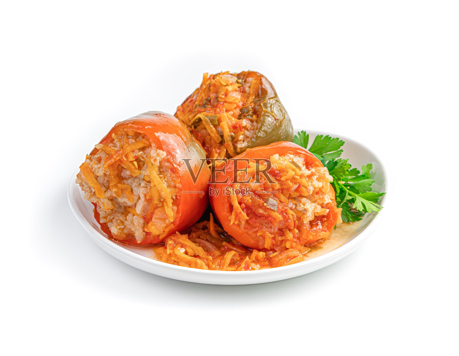 自制的炖辣椒放在白色的背景上照片摄影图片