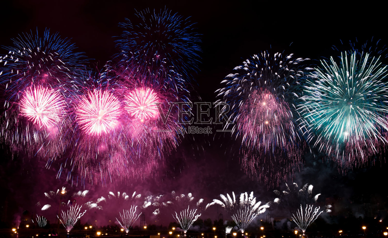 烟花背景，节日纪念，新年圣诞演出。照片摄影图片