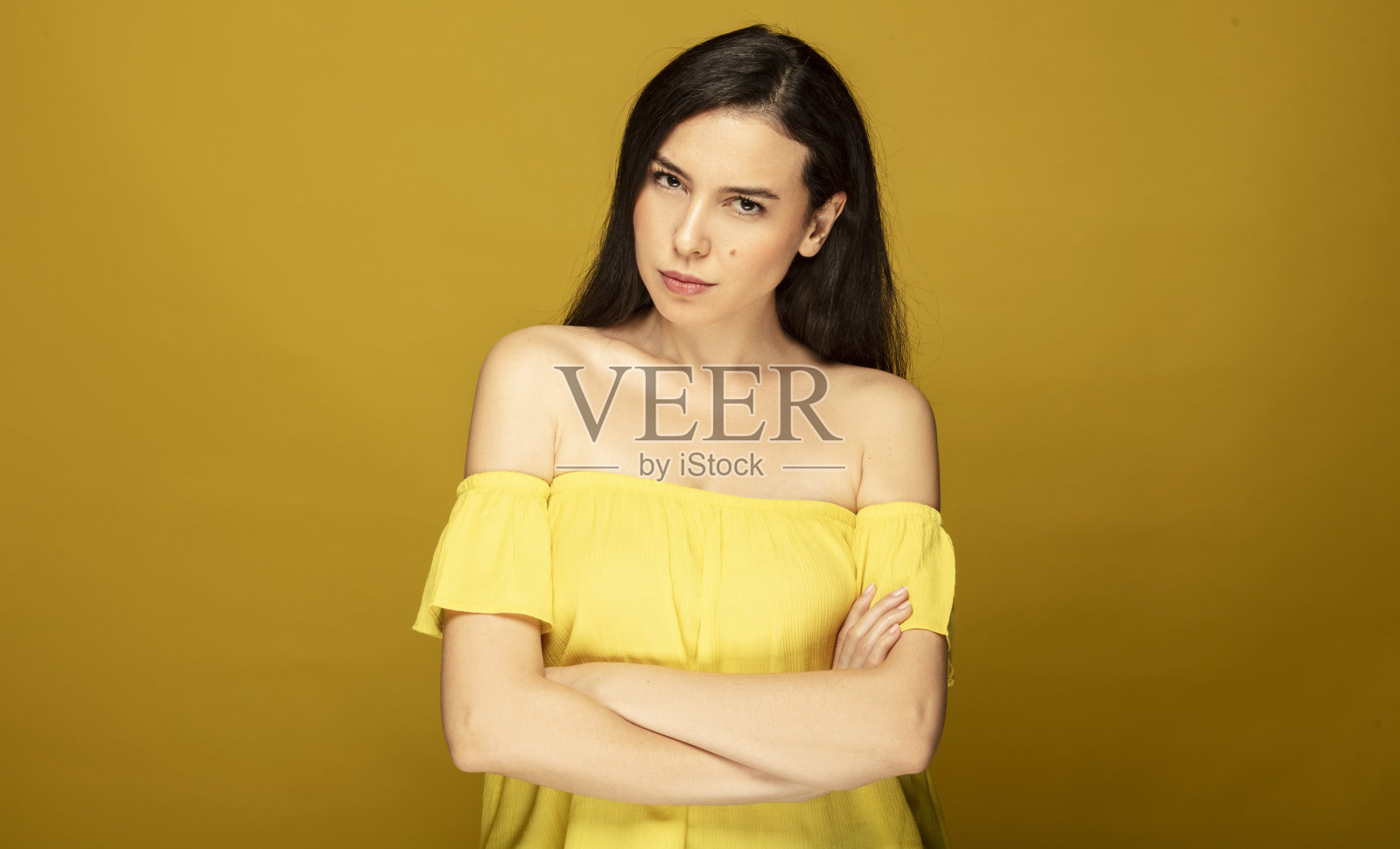 愤怒和嫉妒的女人的肖像。照片摄影图片