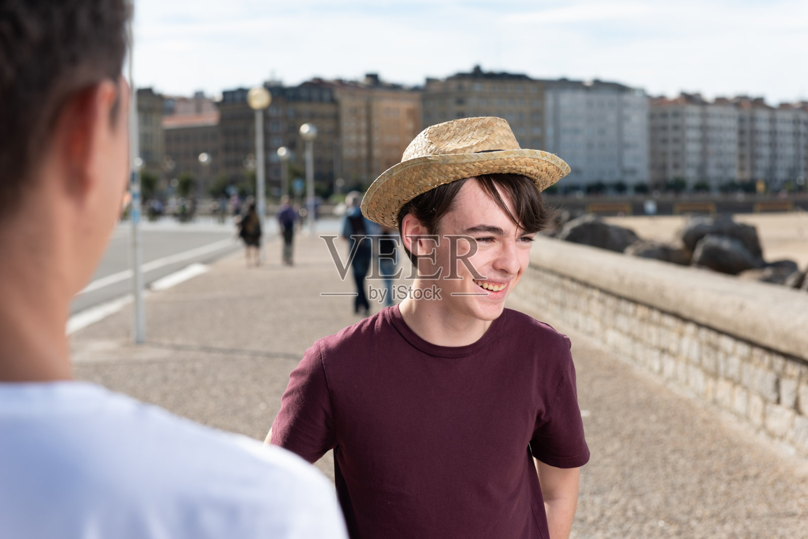 男孩微笑着和朋友聊天照片摄影图片