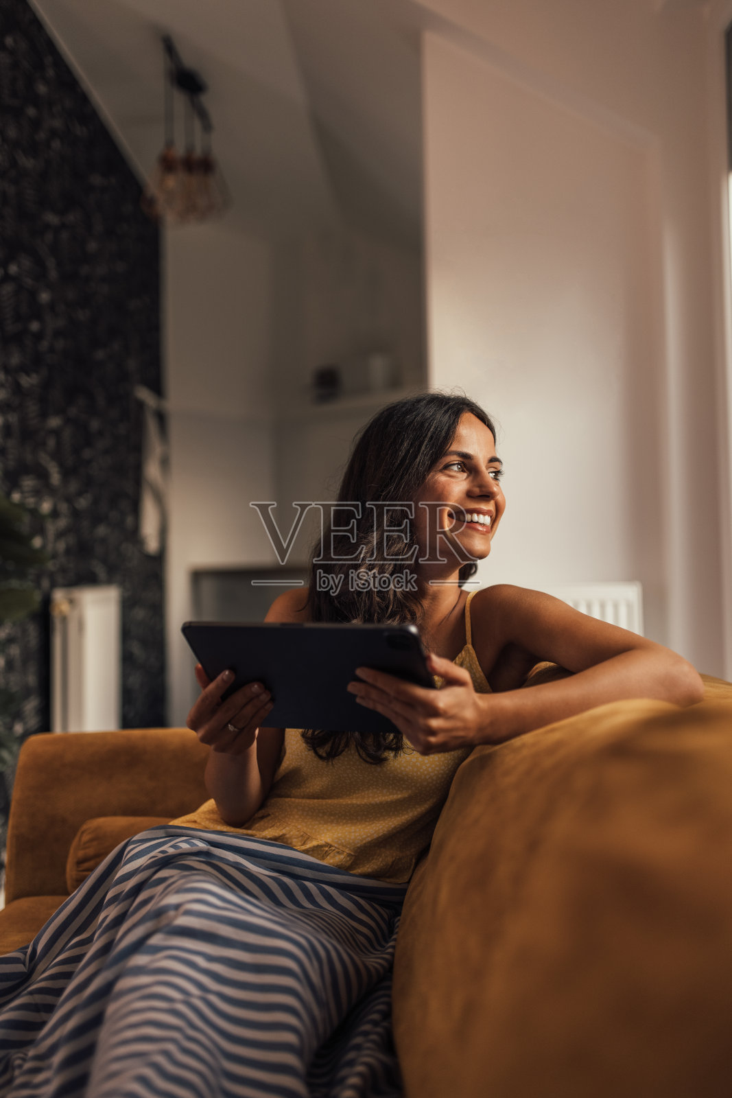 成年女人，享受她的自由时间。照片摄影图片