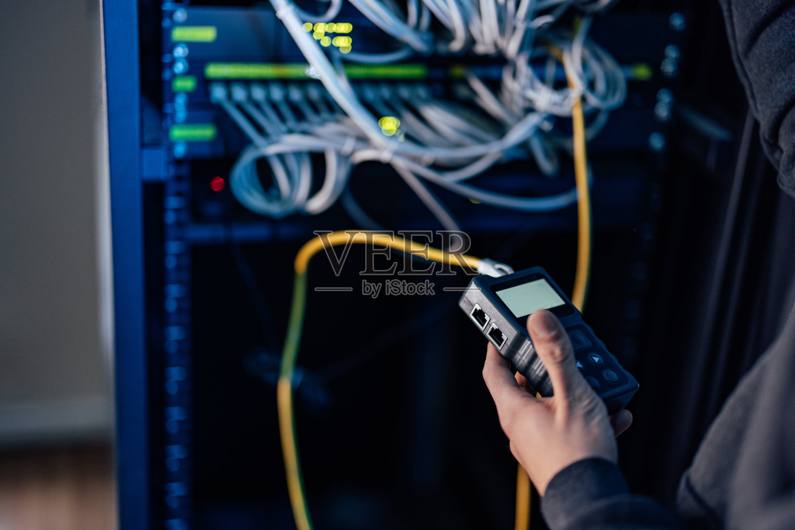 与机架式交换机、以太网电缆和网络工具包一起工作，特写。照片摄影图片