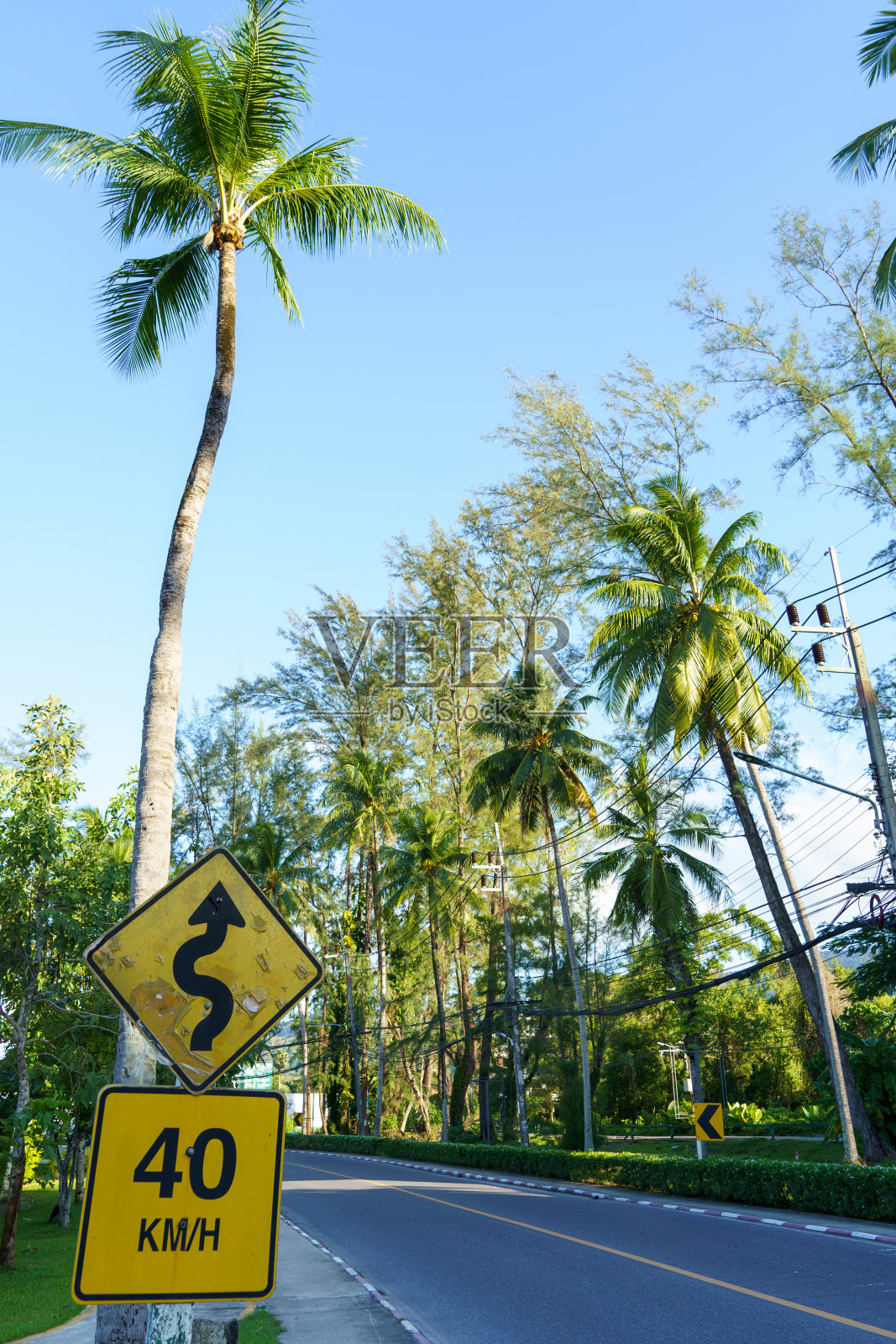 村道入口的黄色旧交通标志显示，这是一条弯道，时速不超过40公里照片摄影图片