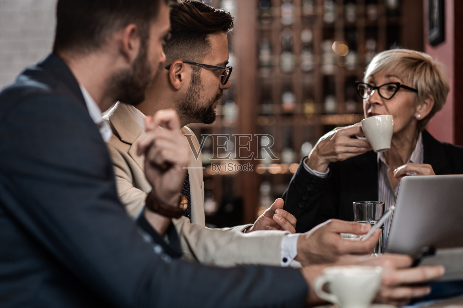 商务人士在办公室自助餐厅开会讨论商业计划。照片摄影图片