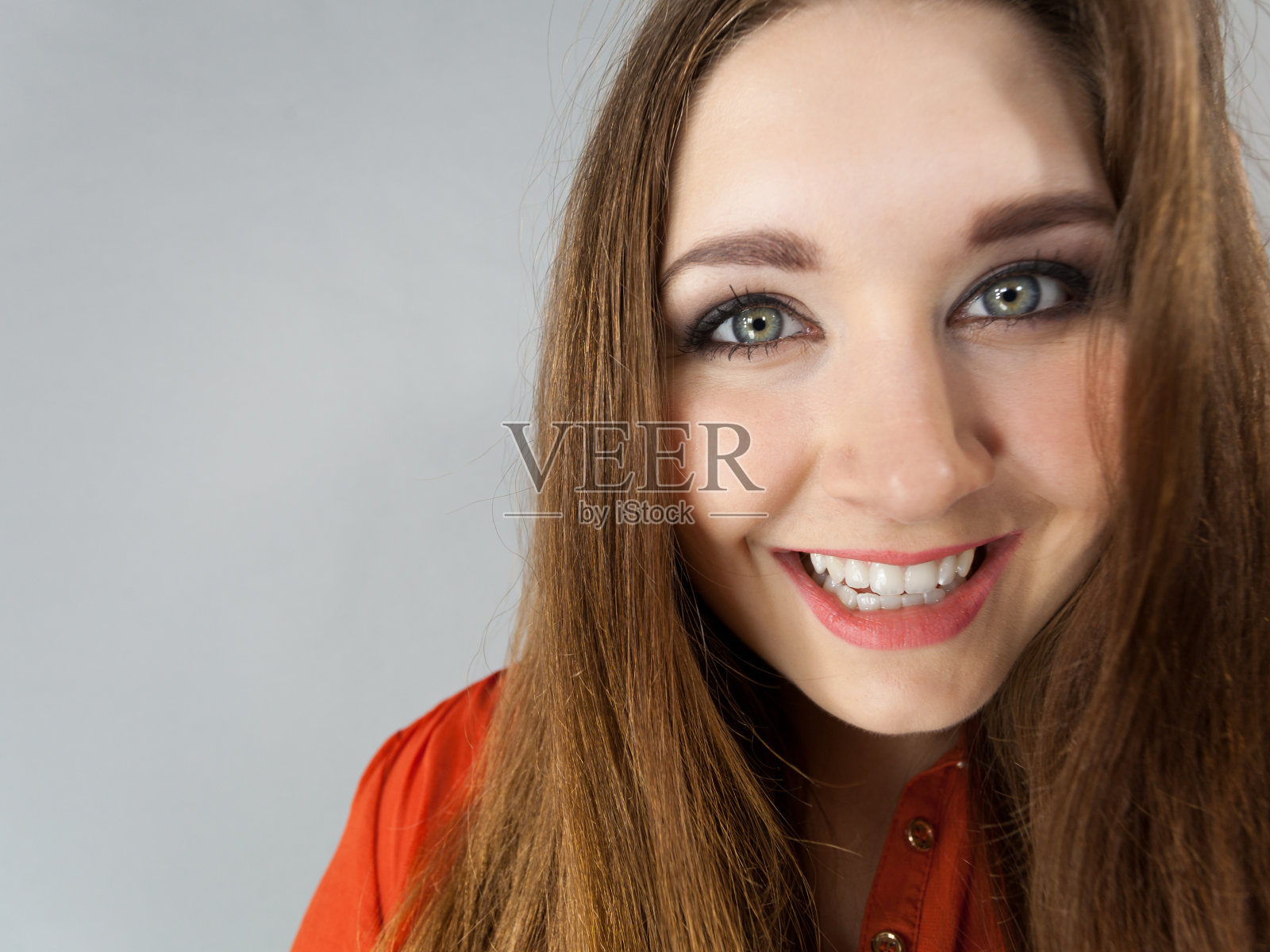 棕色长发的快乐乐观的女人照片摄影图片