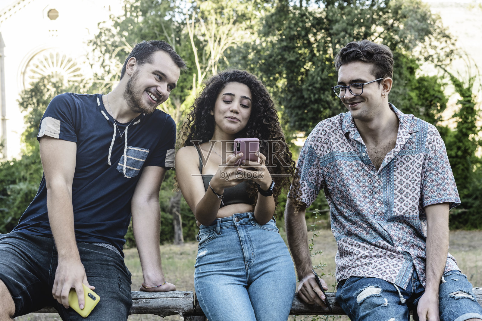 年轻的多种族朋友使用智能手机在大学学院花园-微笑的年轻女子分享视频电话与她的朋友在公园-技术概念与永远连接的z一代朋友照片摄影图片