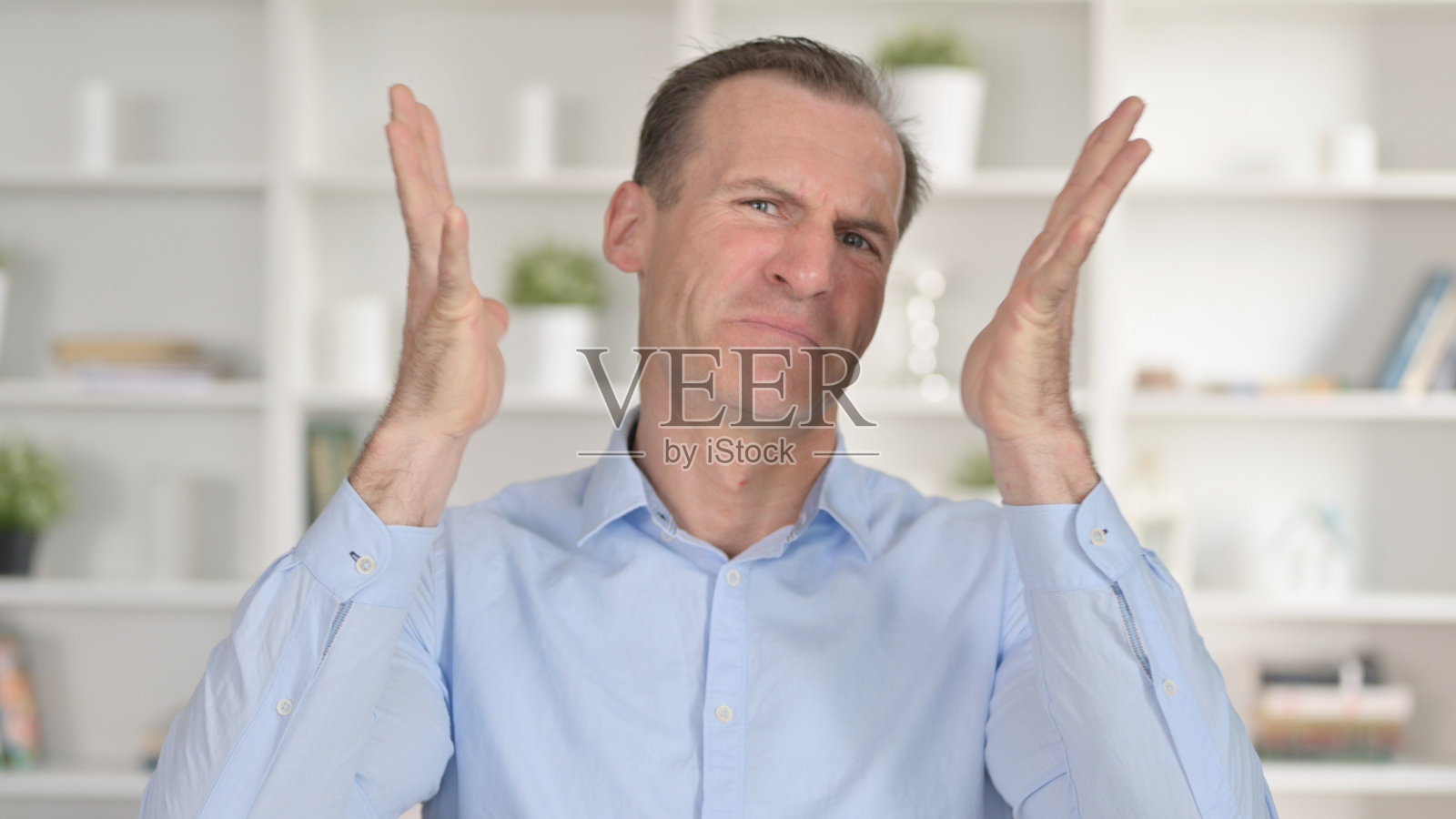 愤怒的中年商人发疯了照片摄影图片