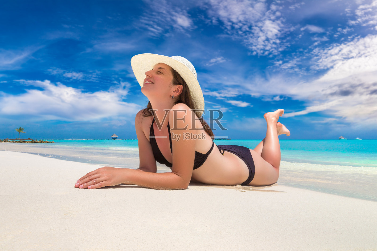 热带海滩上的女人照片摄影图片