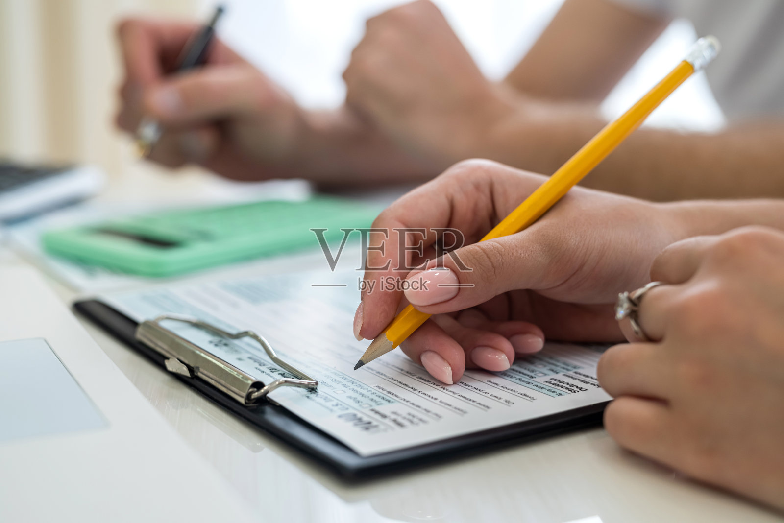 女人在给我们填税单，1040号照片摄影图片