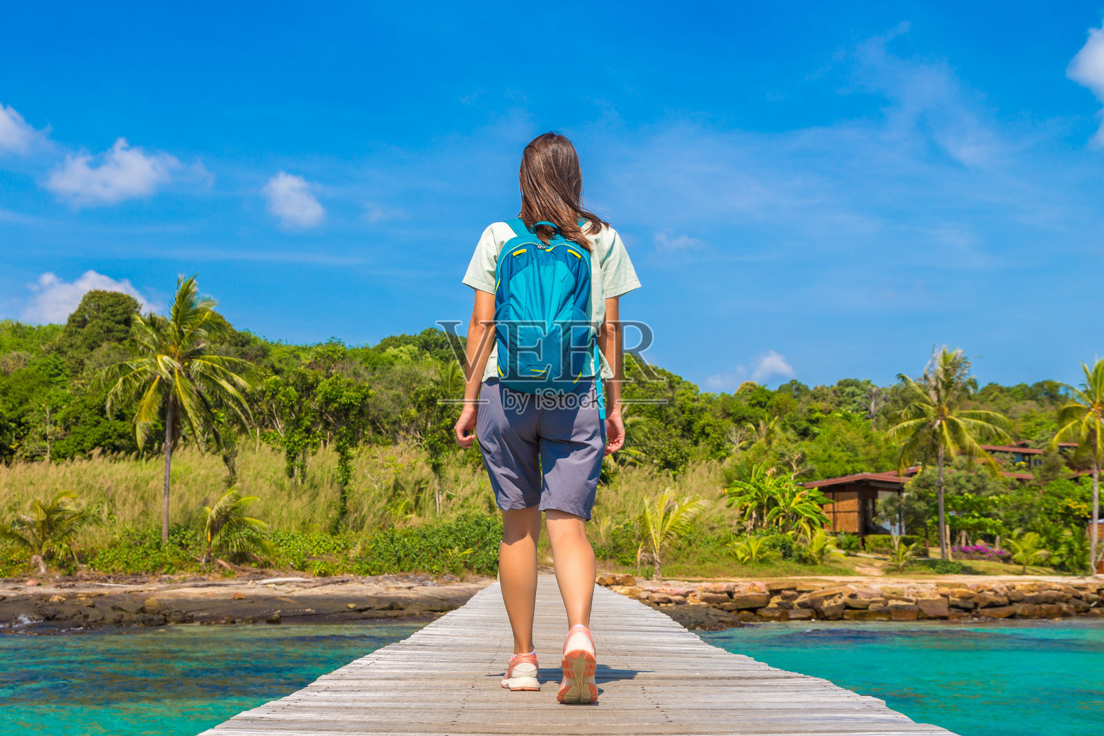 木桥上的女人照片摄影图片