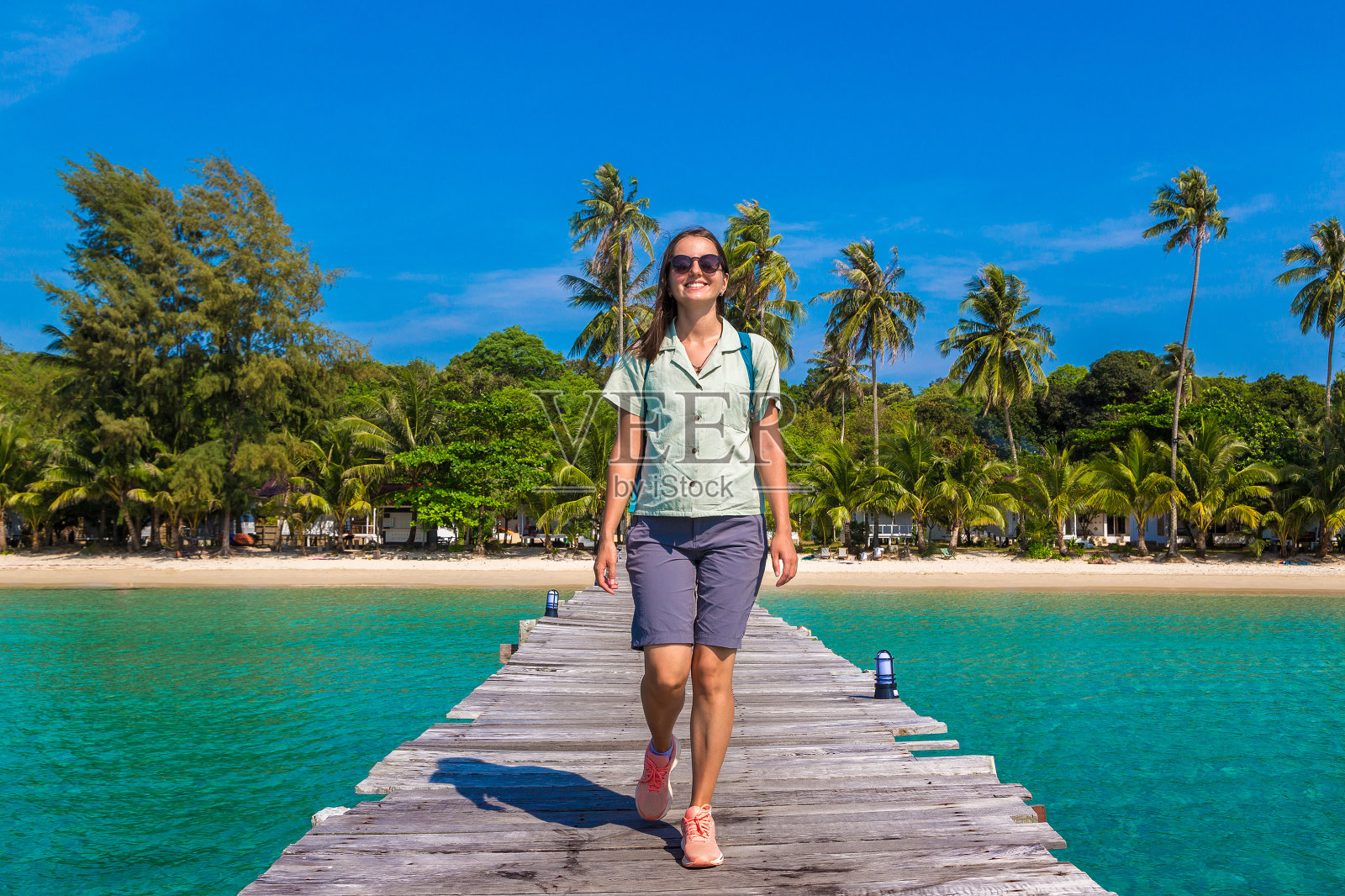 木栈桥上的女人照片摄影图片