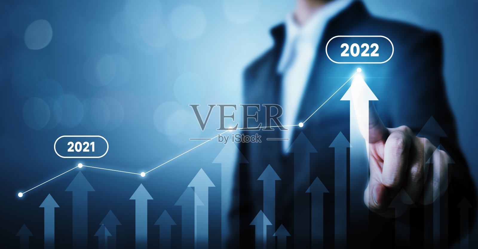 商人用箭头指示公司未来发展计划。业务发展到成功和增长的2021年到2022年的概念照片摄影图片